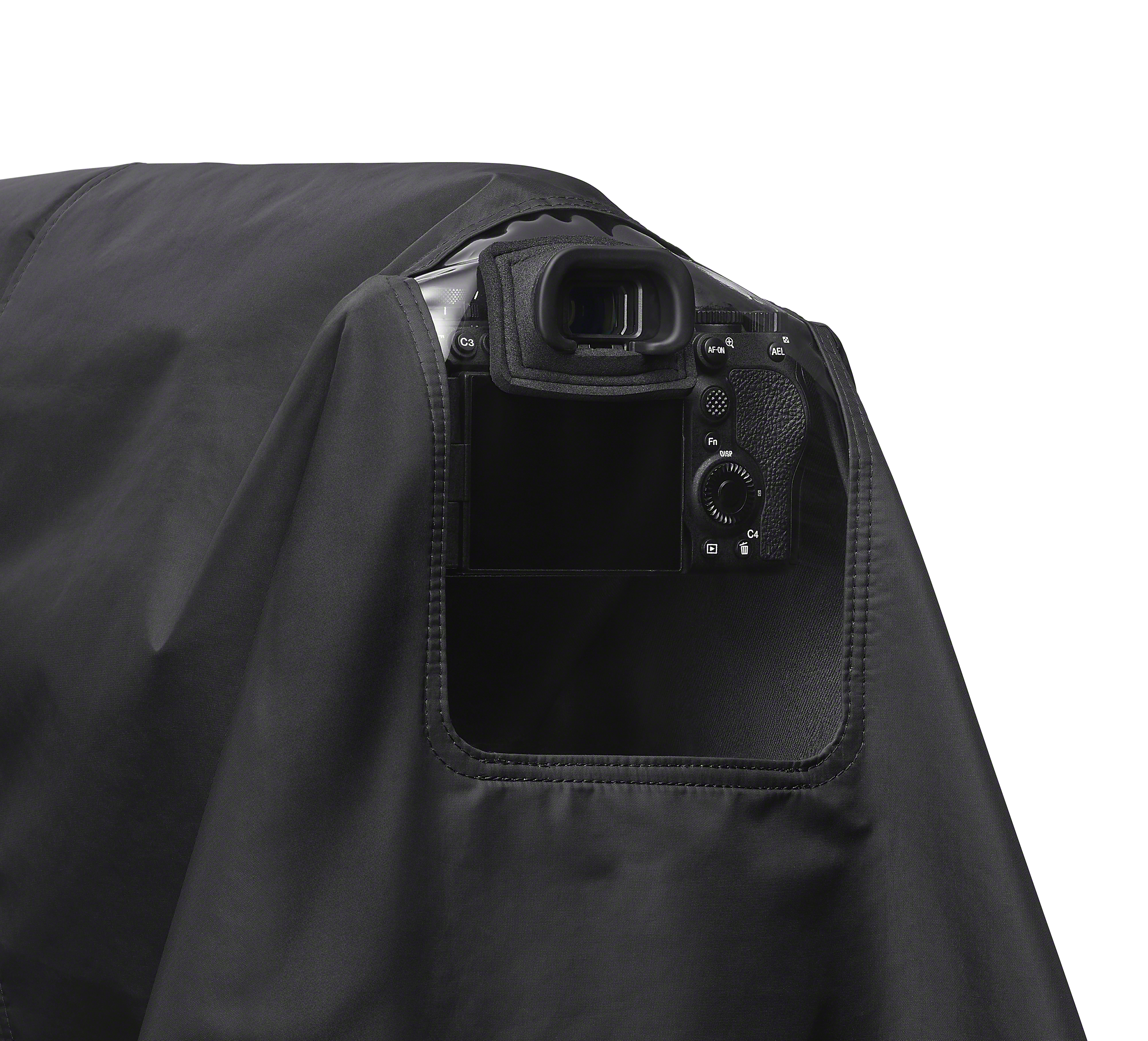 Una fotocamera nera coperta da un panno nero su sfondo bianco. È visibile il retro della fotocamera.