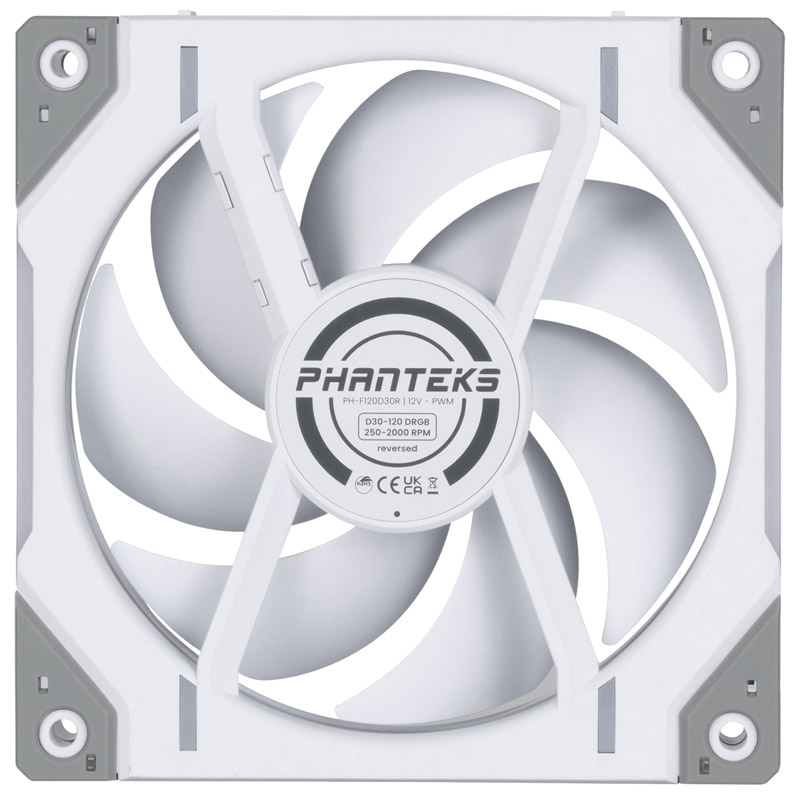 Ein weißer Computerlüfter mit Phanteks-Logo in der Mitte. Es hat weiße Flügel und einen weißen Rahmen mit grauen Ecken.