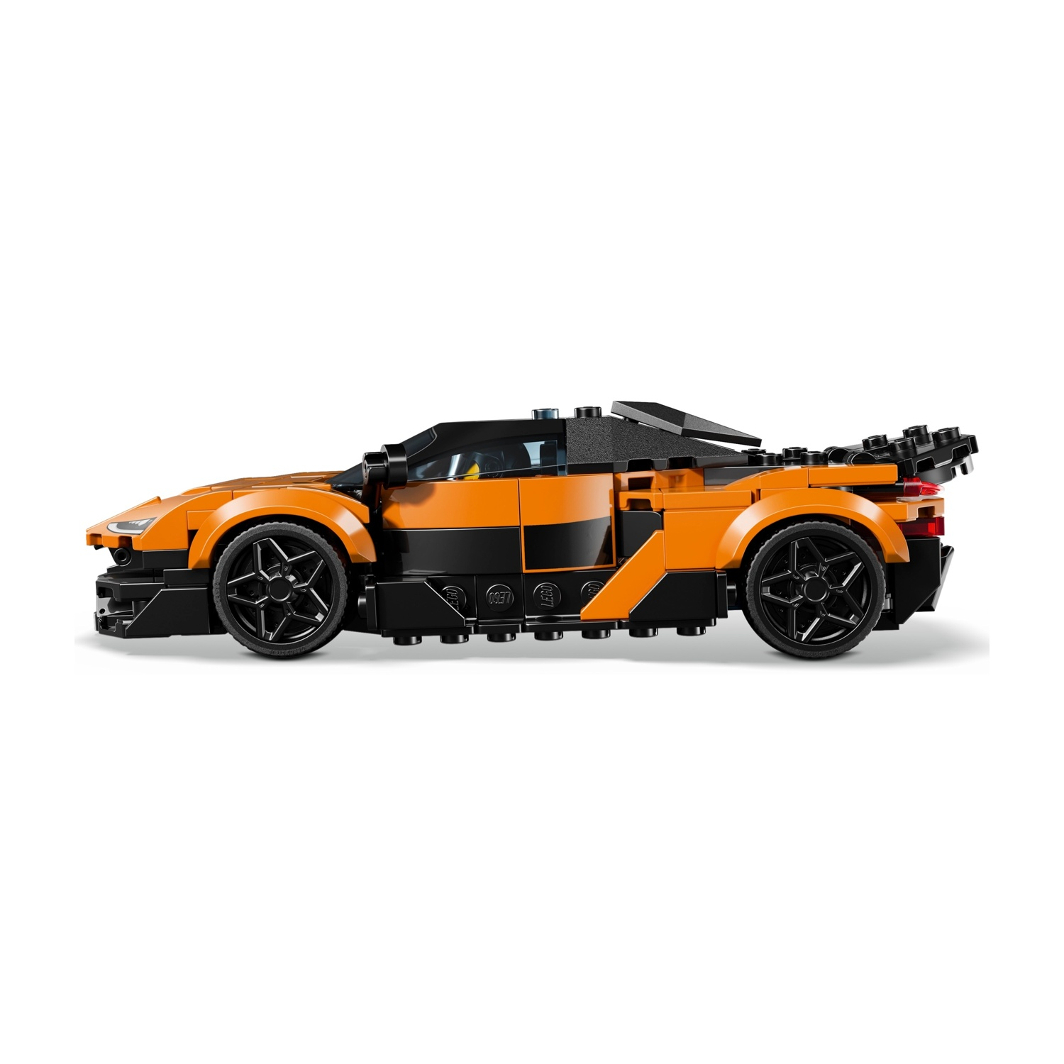 Un'auto sportiva Lego arancione e nera è vista di lato. L'auto ha ruote nere e uno spoiler. È su uno sfondo bianco.