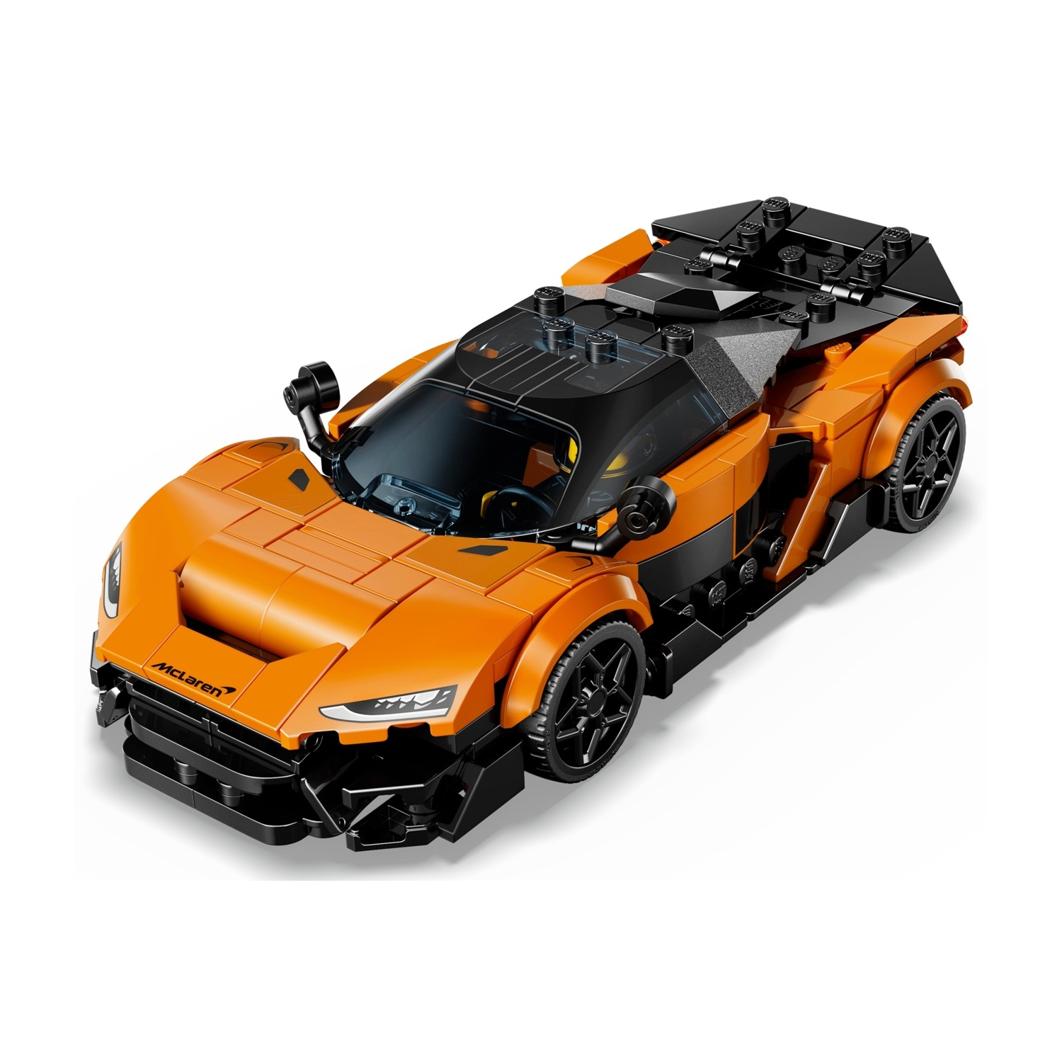 Un'auto Lego McLaren arancione e nera. L'auto è su sfondo bianco. Ha ruote e dettagli neri.