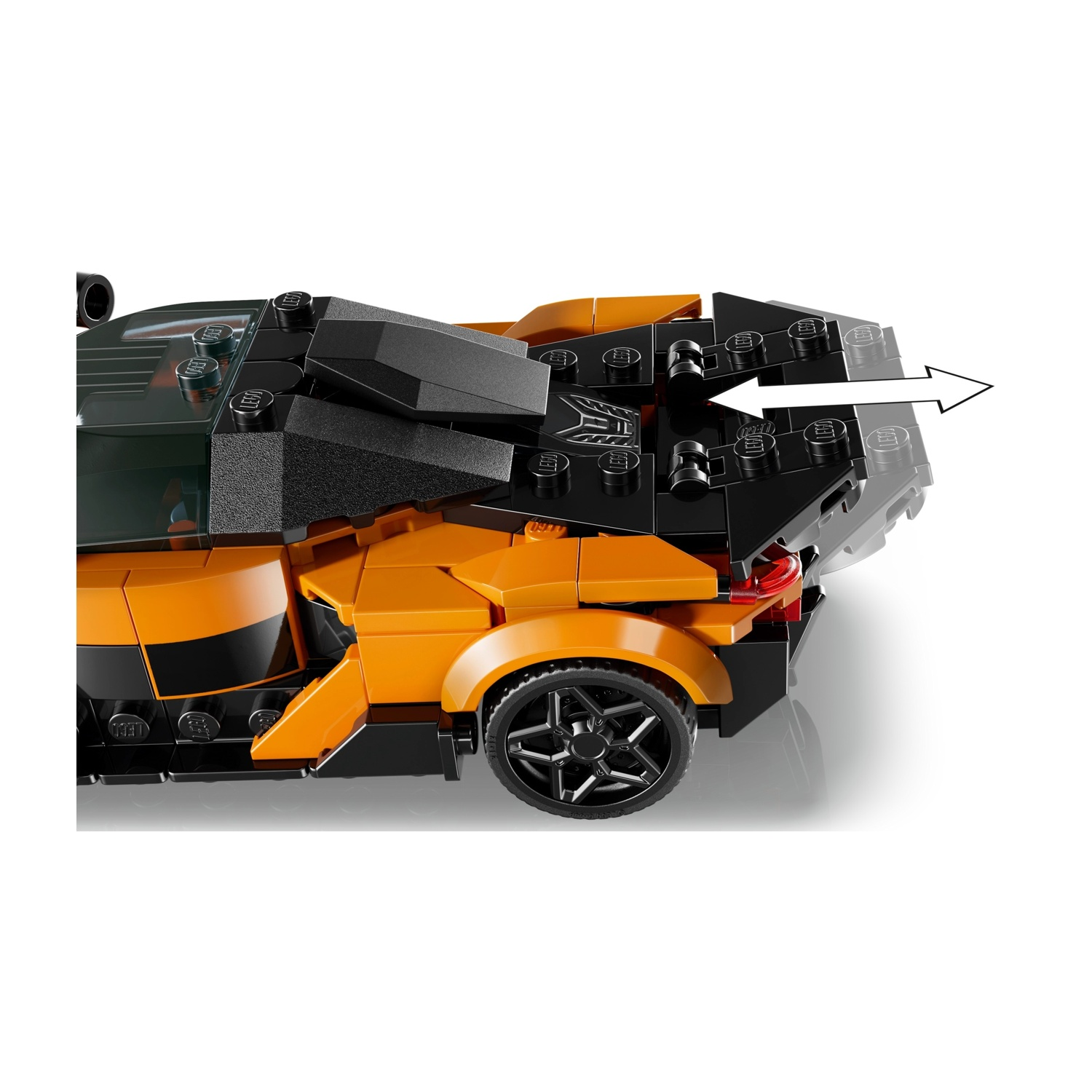 Un primo piano di un'auto sportiva Lego arancione e nera. La freccia indica una funzione da spostare. L'auto ha una ruota nera.