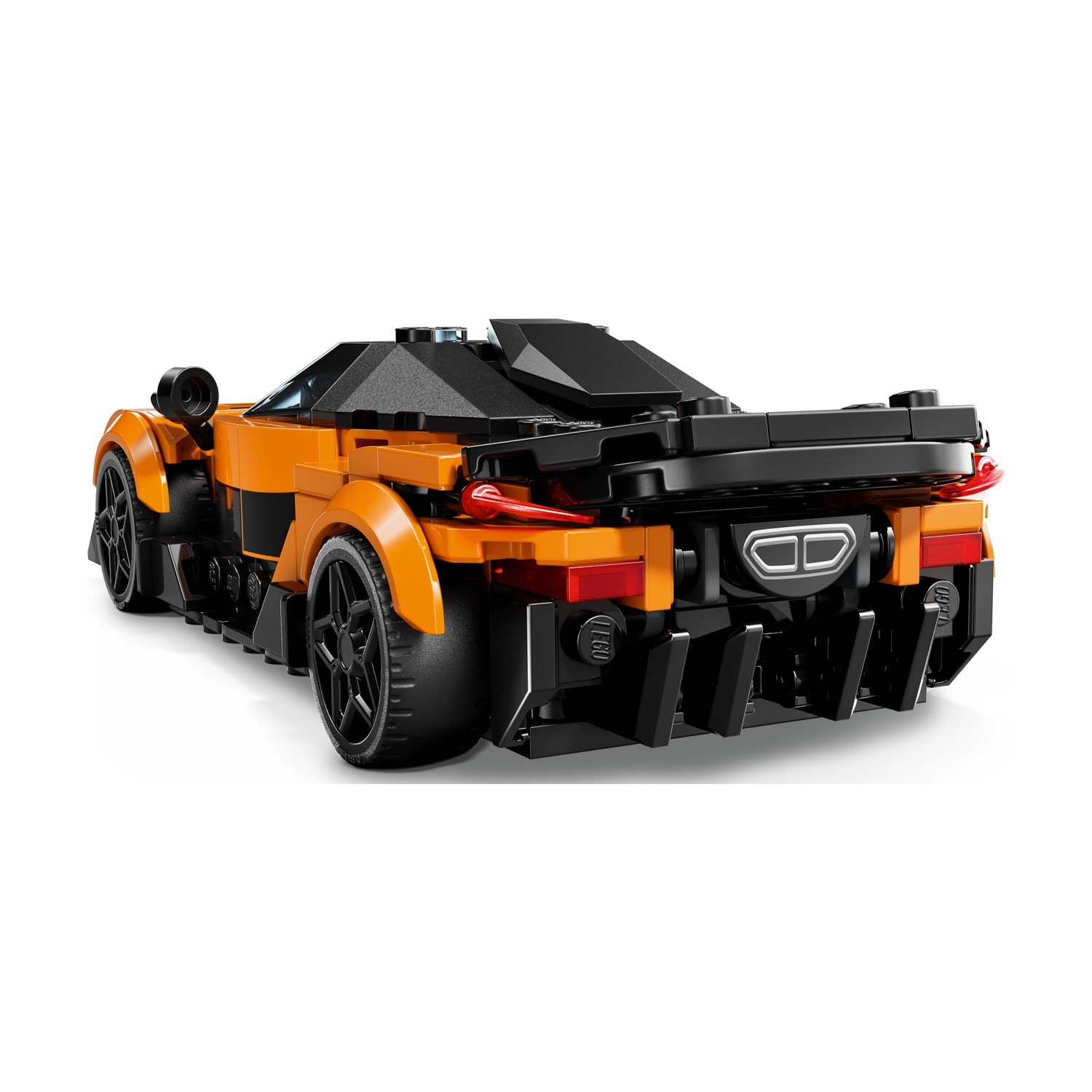 Un'auto sportiva Lego arancione e nera è mostrata da dietro. Ha ruote nere, uno spoiler e un fanale posteriore. Lo sfondo è bianco.