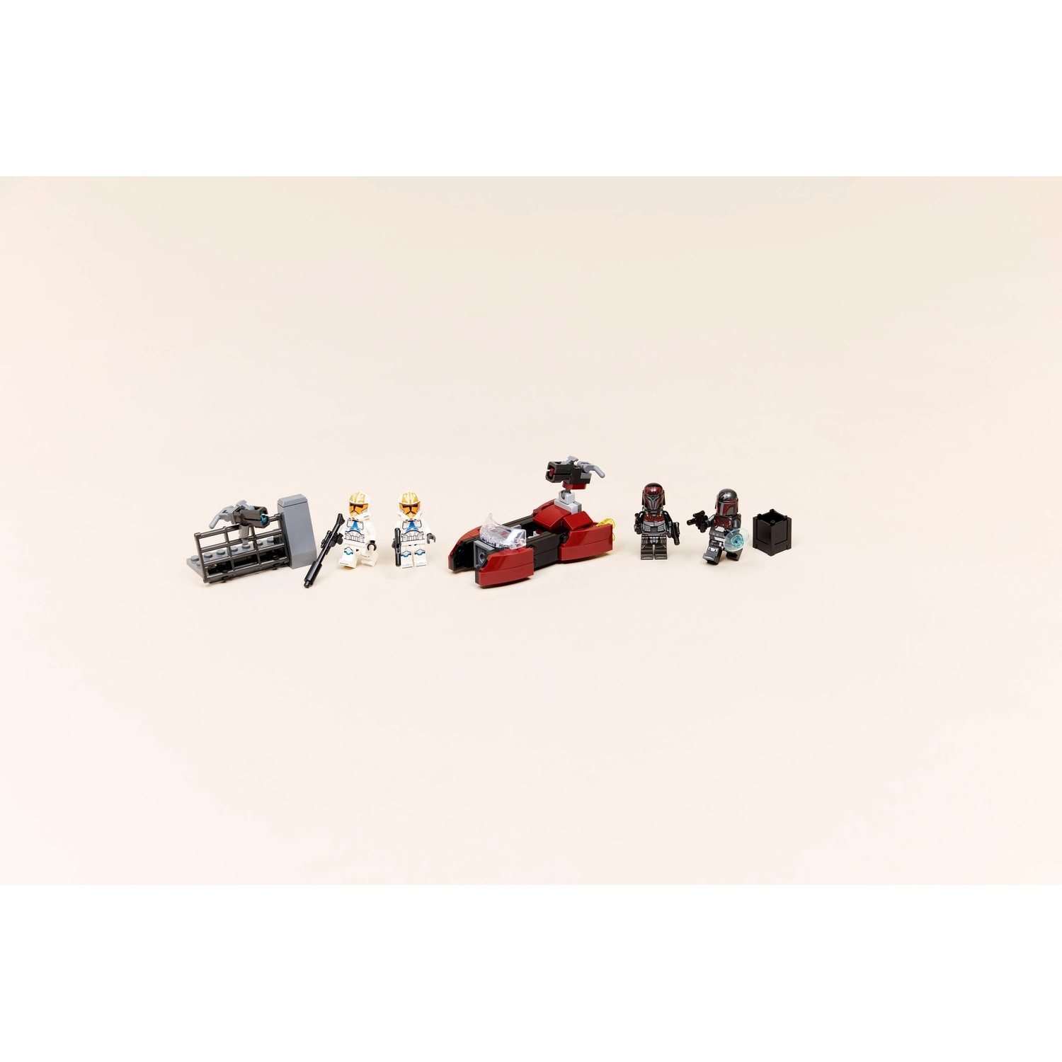 Set Lego con speeder rosso, due soldati clone, due personaggi Mandalorian e una scatola nera. Su sfondo beige.