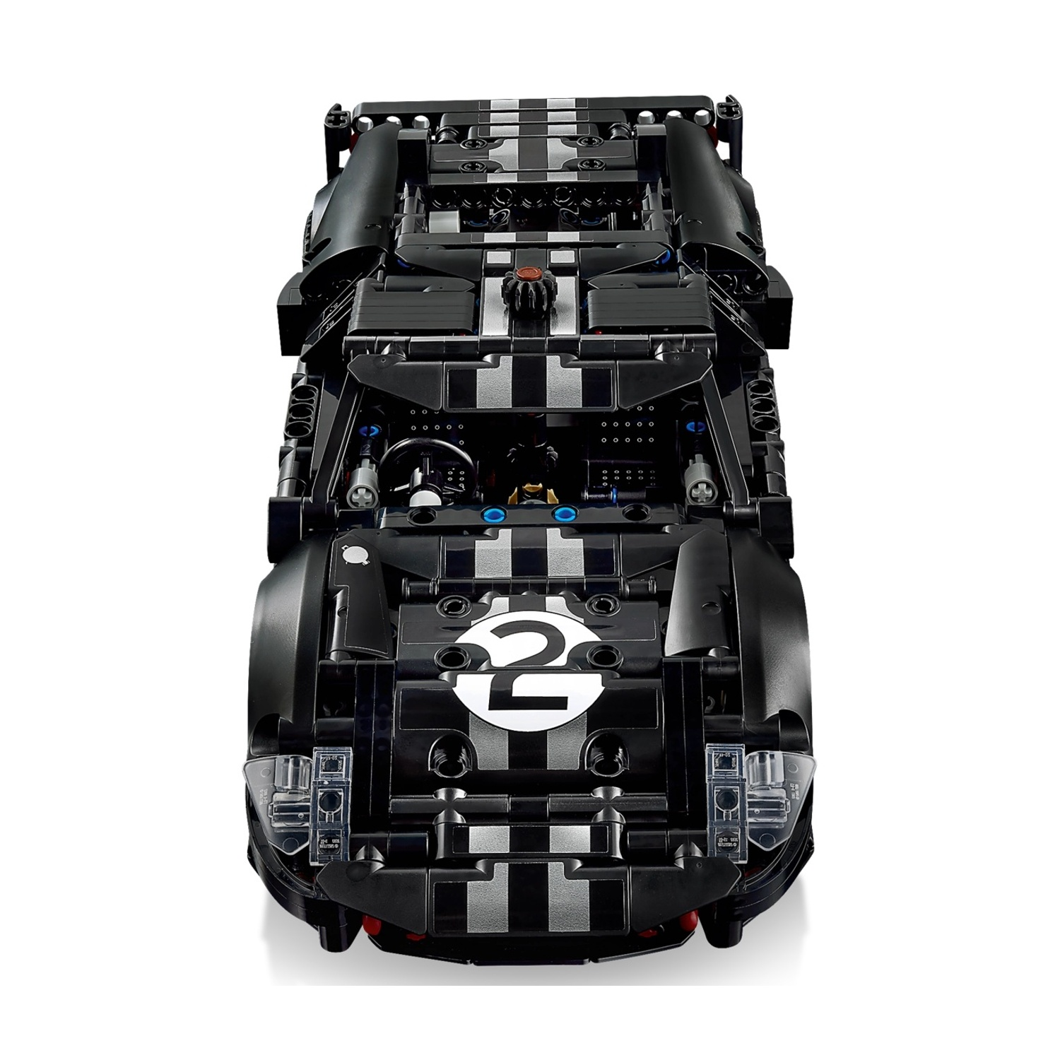 Un modello di auto da corsa Lego nero. Ha strisce argentate e il numero 2 sulla parte anteriore. L'auto è su una superficie bianca.