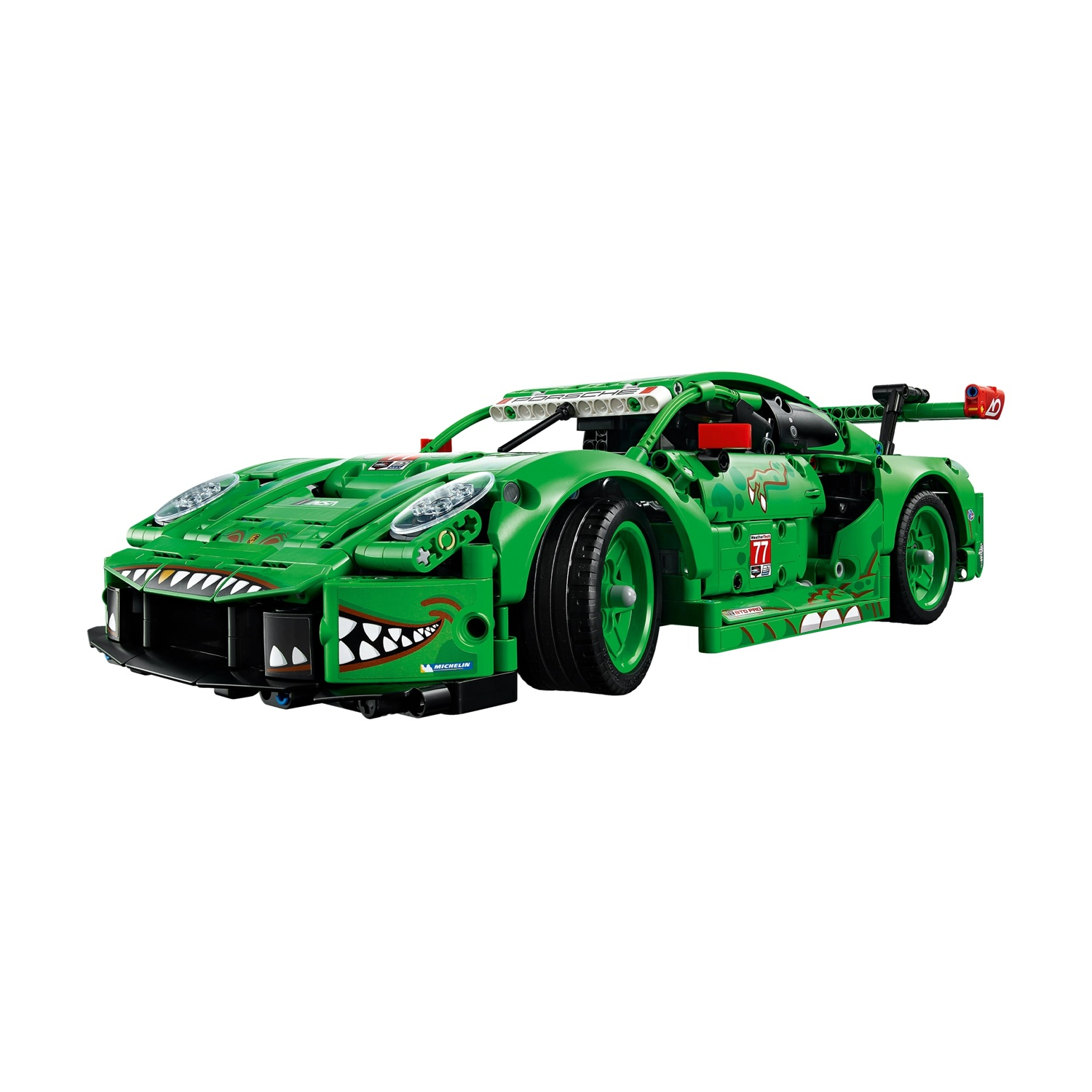 Un'auto da corsa Lego verde, con un design a bocca di squalo sulla parte anteriore. Ha pneumatici neri e vari adesivi degli sponsor.