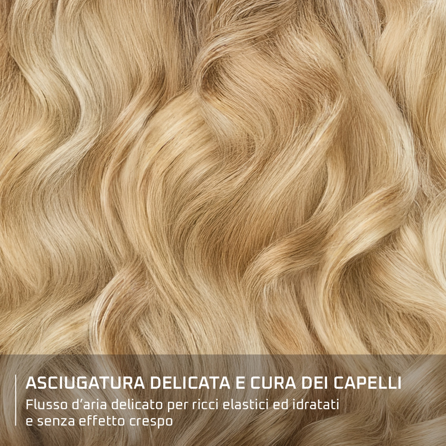 Primo piano di capelli biondi chiari e ondulati. I capelli sono acconciati, mostrando ricci. Il testo in basso descrive l'asciugatura delicata e la cura dei capelli.