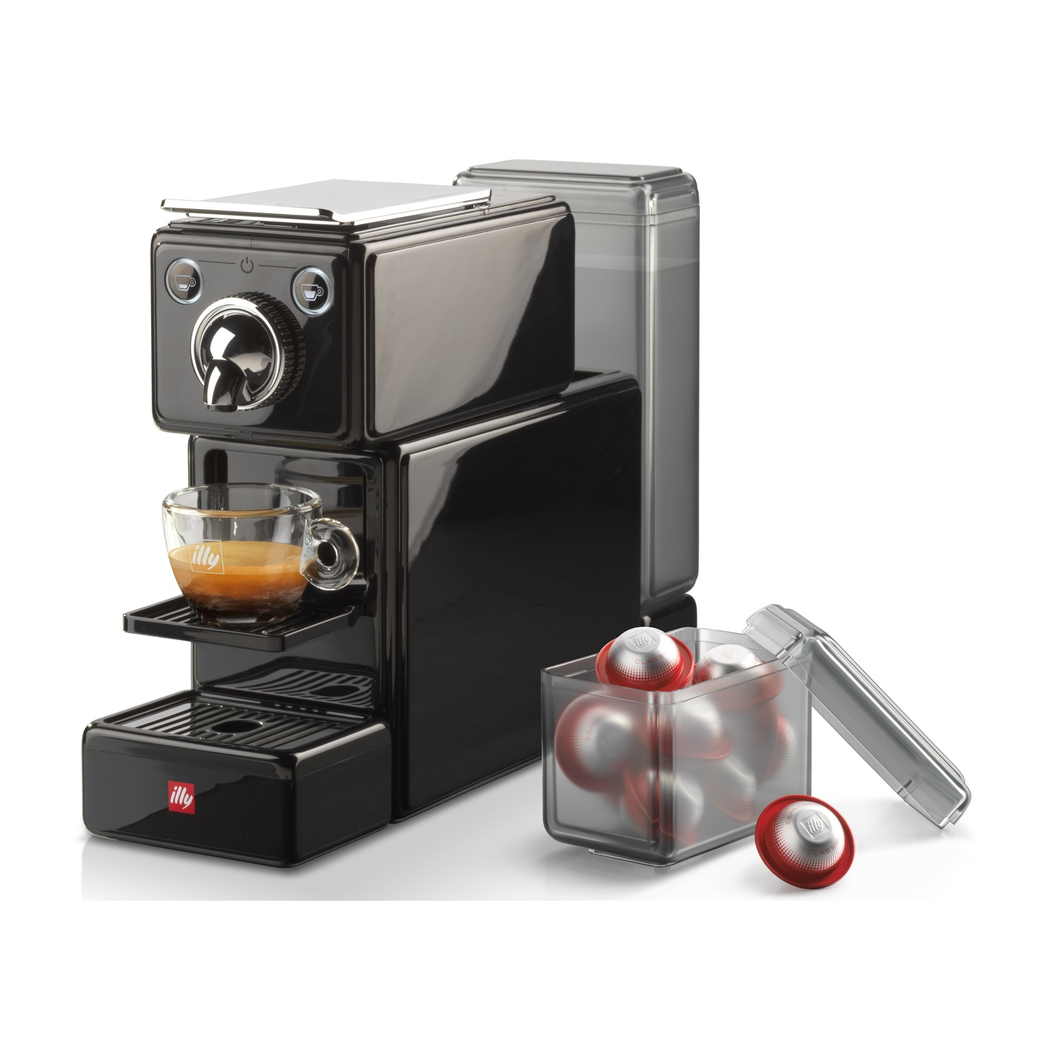 Macchina per caffè espresso Illy nera. Una tazza di vetro contiene caffè. Le capsule sono in un contenitore trasparente.