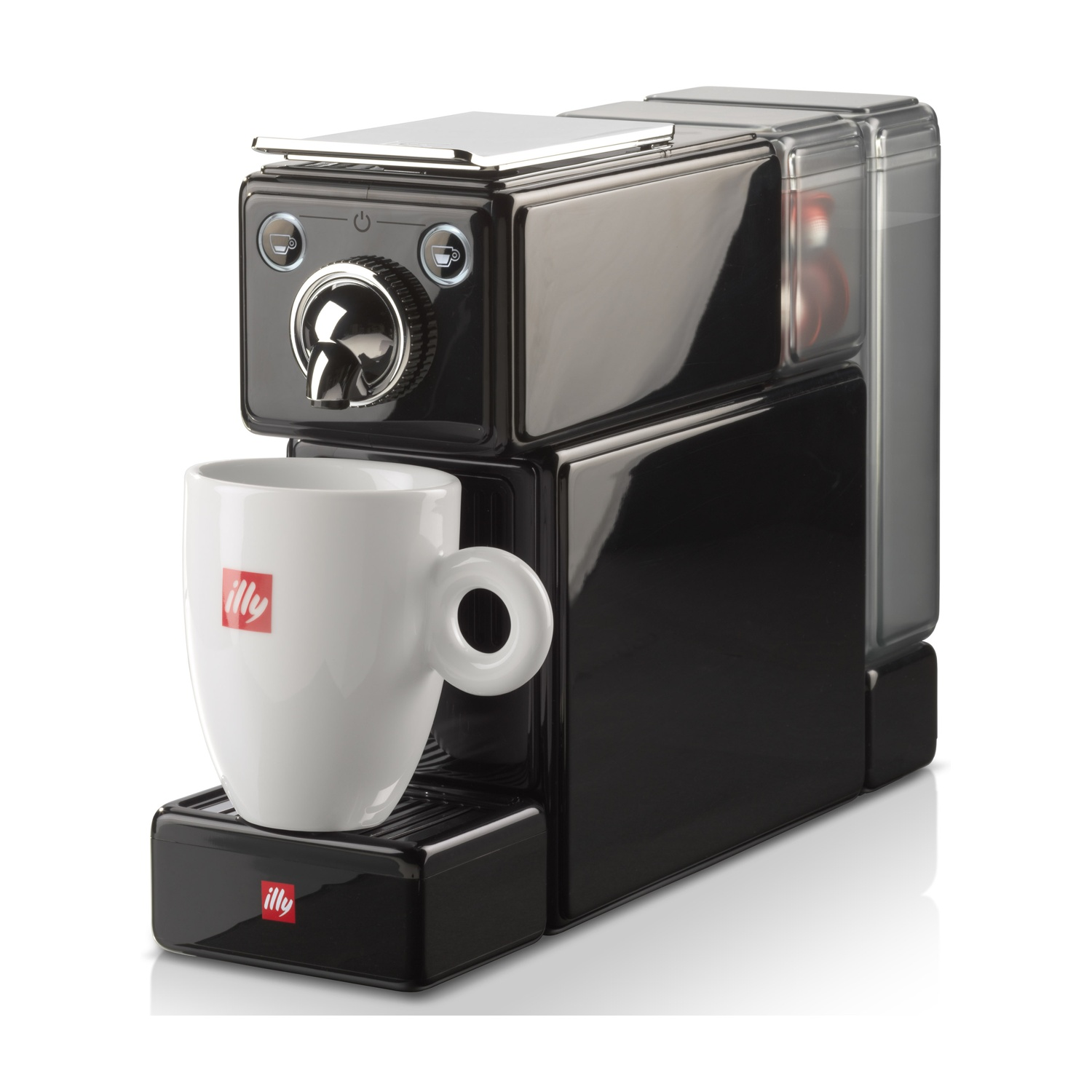 Una macchina per espresso Illy nera con una tazza bianca. La macchina ha un beccuccio argentato e un serbatoio dell'acqua trasparente.
