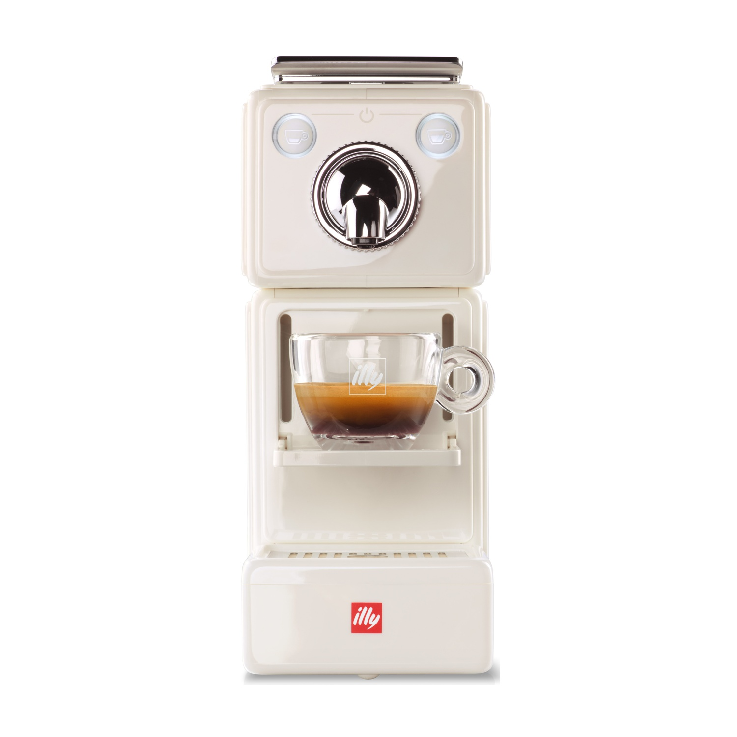 Una macchina per espresso Illy bianco sporco. Una tazza di vetro contiene espresso. La macchina ha un elemento cromato e due pulsanti.