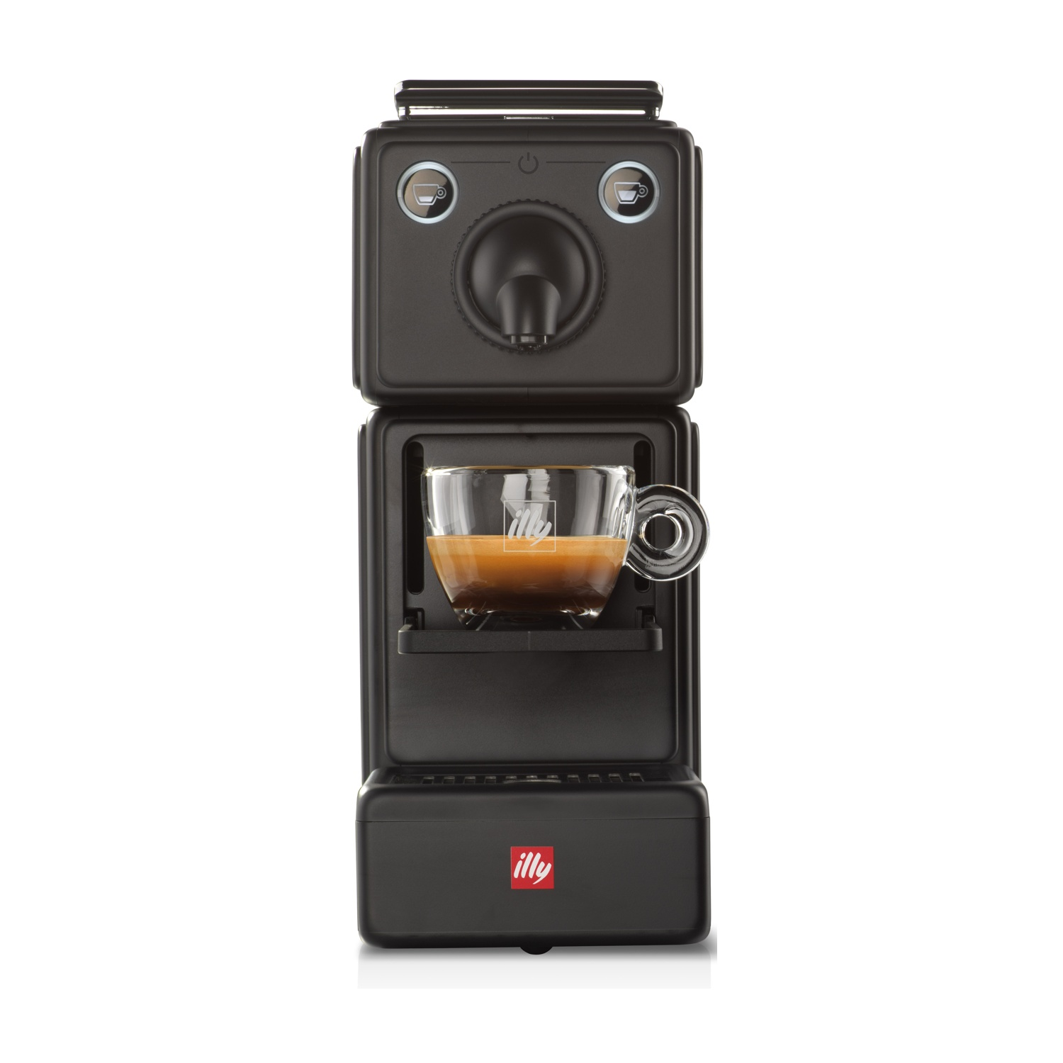 Macchina da caffè espresso Illy nera con tazza di vetro. La macchina ha logo, pulsanti e beccuccio. Lo sfondo è bianco.