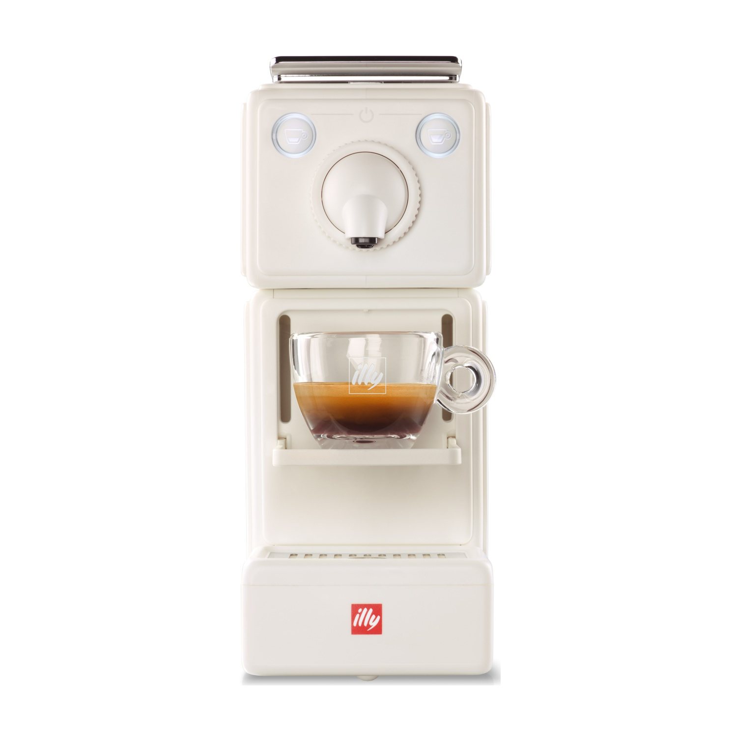 Una macchina per espresso bianca con una tazza di vetro piena di caffè. Il logo Illy è sul davanti. La macchina è su sfondo bianco.
