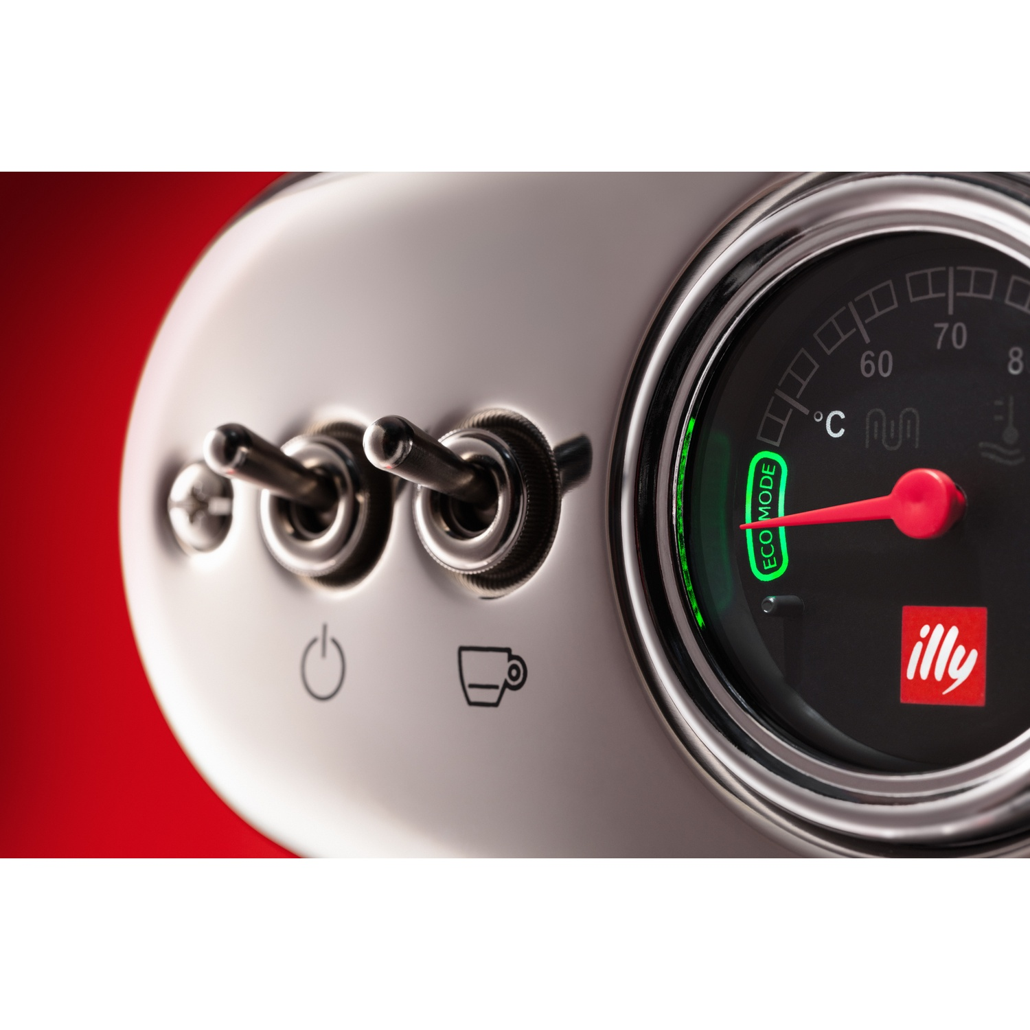 Macchina per caffè espresso con interruttori e un indicatore di temperatura. L'indicatore ha una lancetta rossa e il logo Illy.