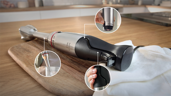 Ahşap bir tahta üzerinde bir Bosch el blenderi. Paslanmaz çelik bir bıçağı var. Ekler, kullanım ve parçaların detaylarını gösterir.