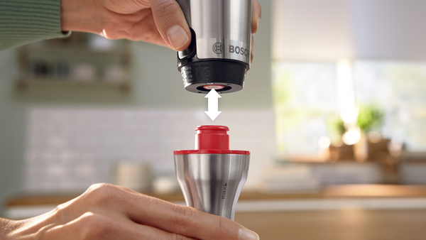 Bir el, gümüş ve kırmızı bir blender'ı birbirine bağlar. Üst kısımda Bosch logosu bulunur. Oklar bağlantıyı gösterir.