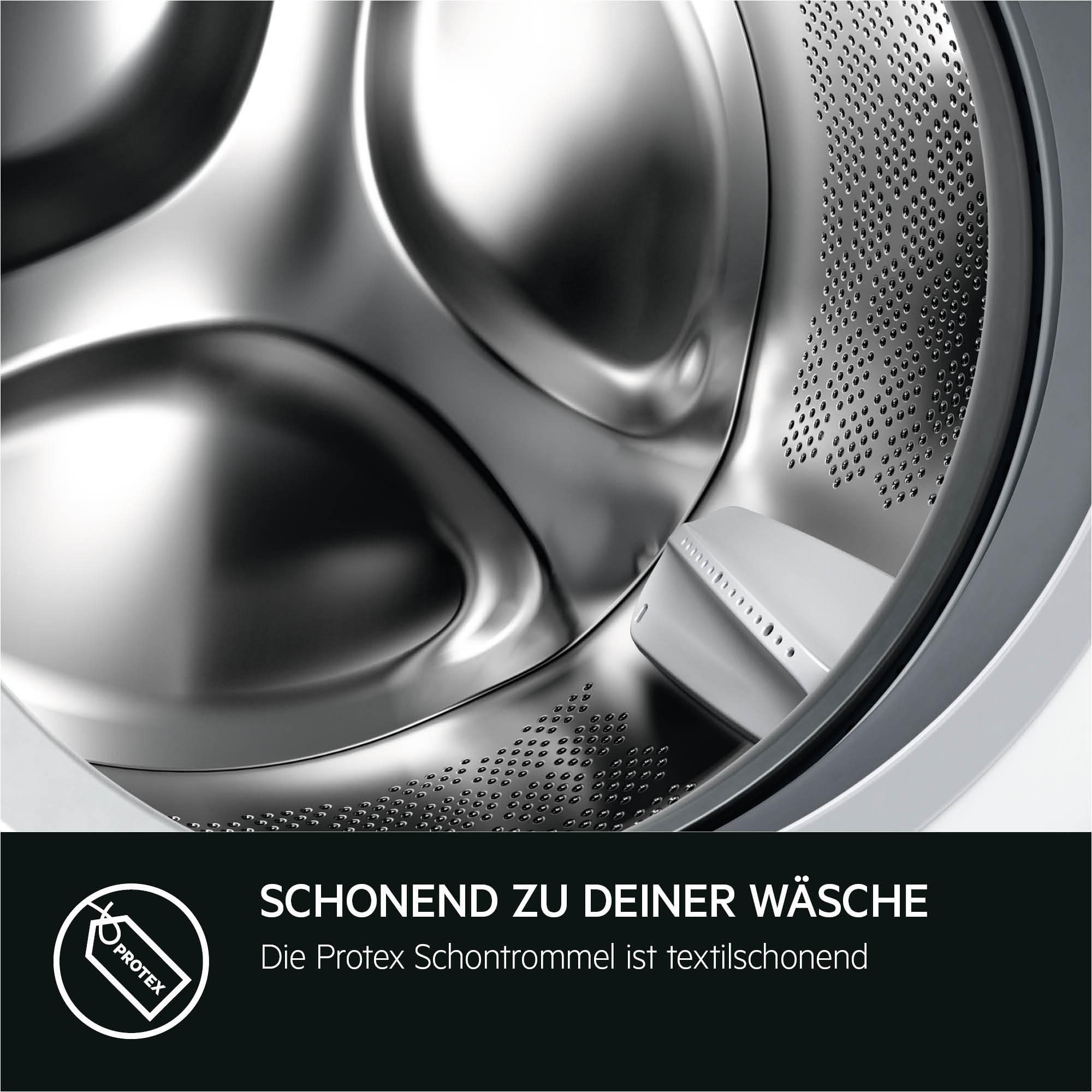 Das Innere einer Waschmaschinentrommel. Die Trommel besteht aus glänzendem Metall. Der Boden hat kleine Löcher.