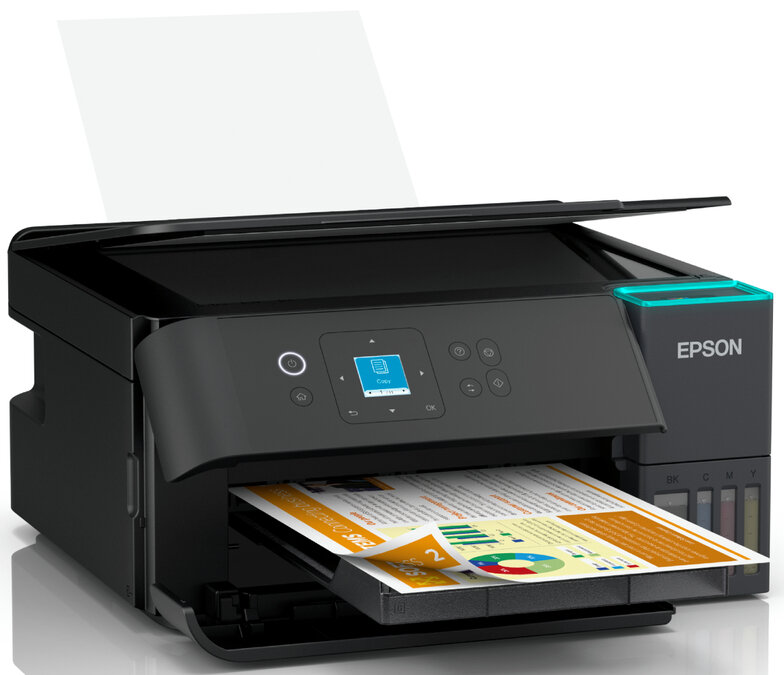 Czarna drukarka Epson z otwartą pokrywą. Wydrukowana strona jest w tacy wyjściowej. Biały papier wychodzi z góry.