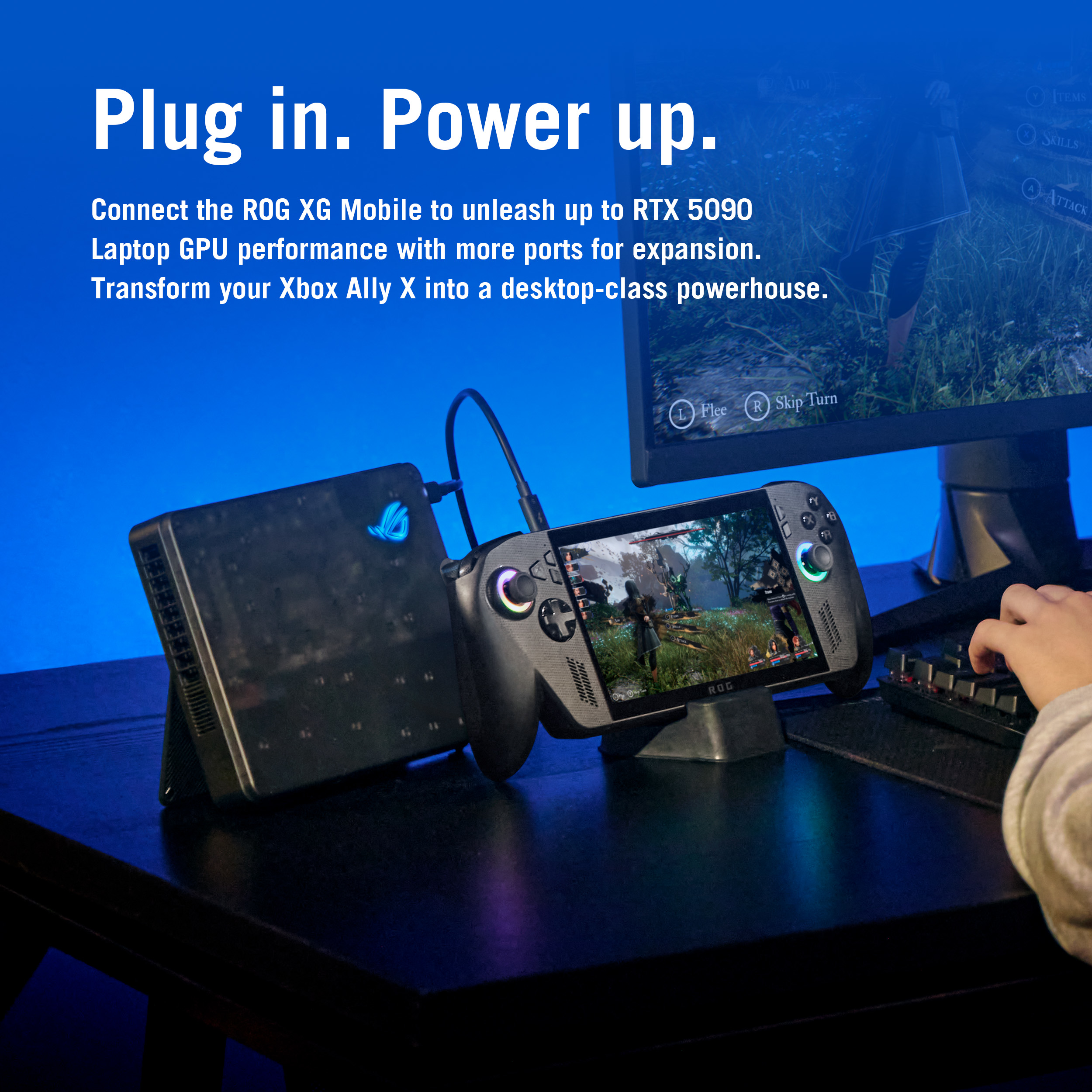 Ein Handheld-Gaming-Gerät, das mit einer externen GPU verbunden ist. Ein Monitor zeigt ein Spiel. Text lautet 'Plug in. Power up.'