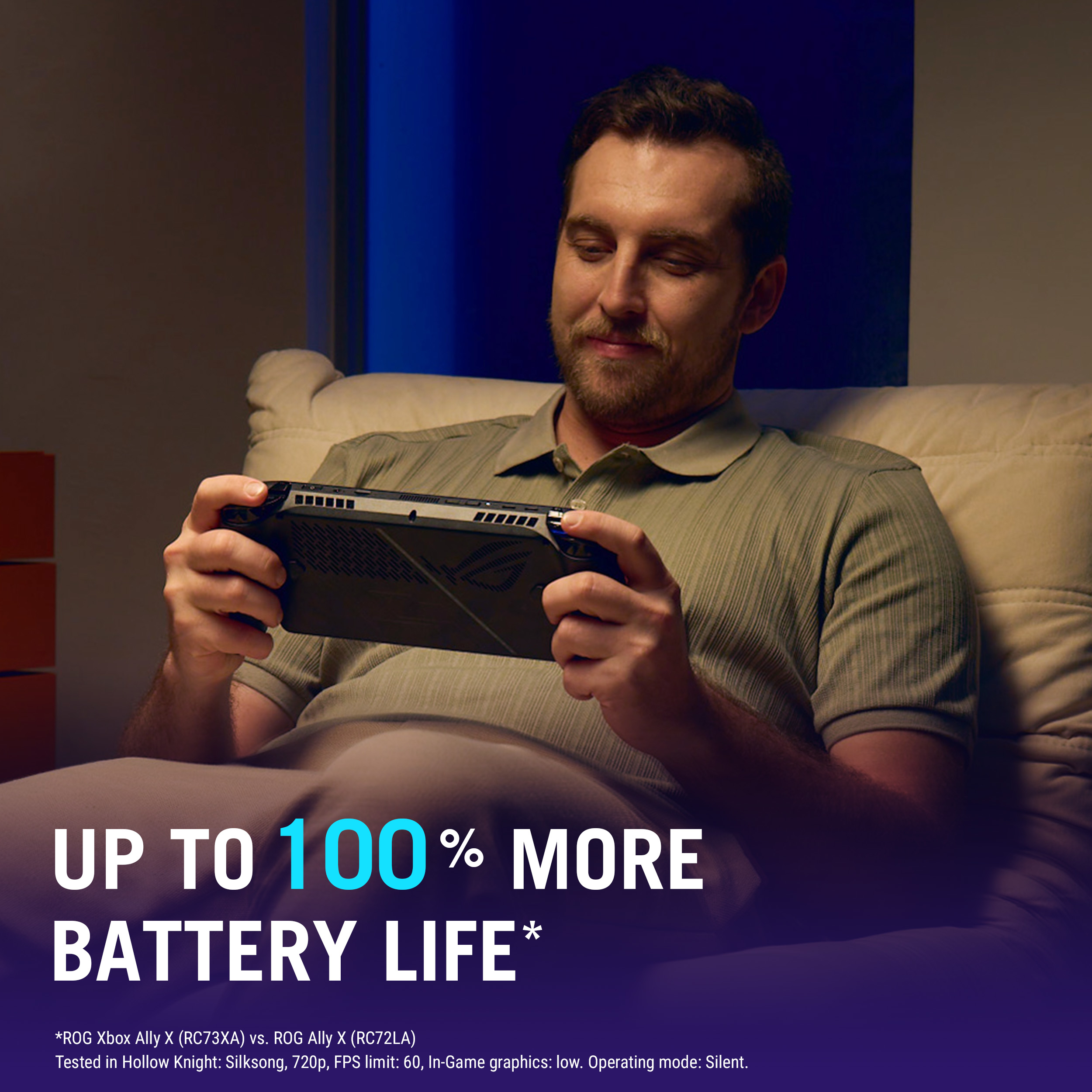 Ein Mann spielt mit einem Handheld-Gaming-Gerät. Der Text lautet "UP TO 100% MORE BATTERY LIFE". Der Hintergrund ist verschwommen.