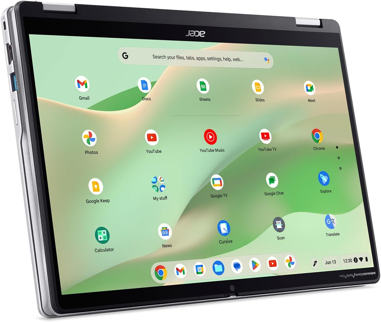 Een zilveren Acer laptop toont een Chrome OS interface met app-iconen zoals Gmail, YouTube en Google Docs.