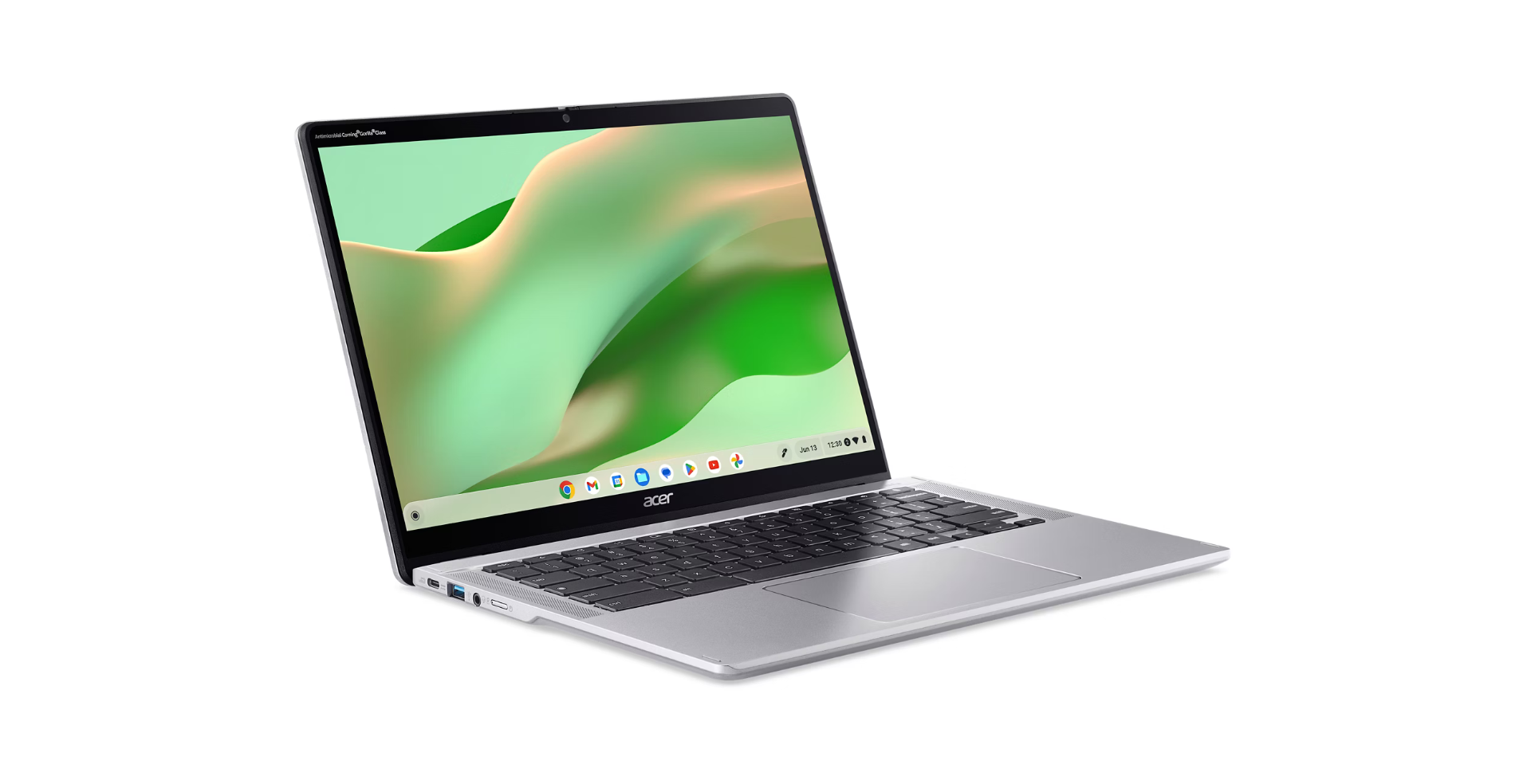 Zilveren Acer-laptop open op witte achtergrond. Scherm toont groen en wit abstract ontwerp, toetsenbord zichtbaar, Acer-logo aan de voorkant.