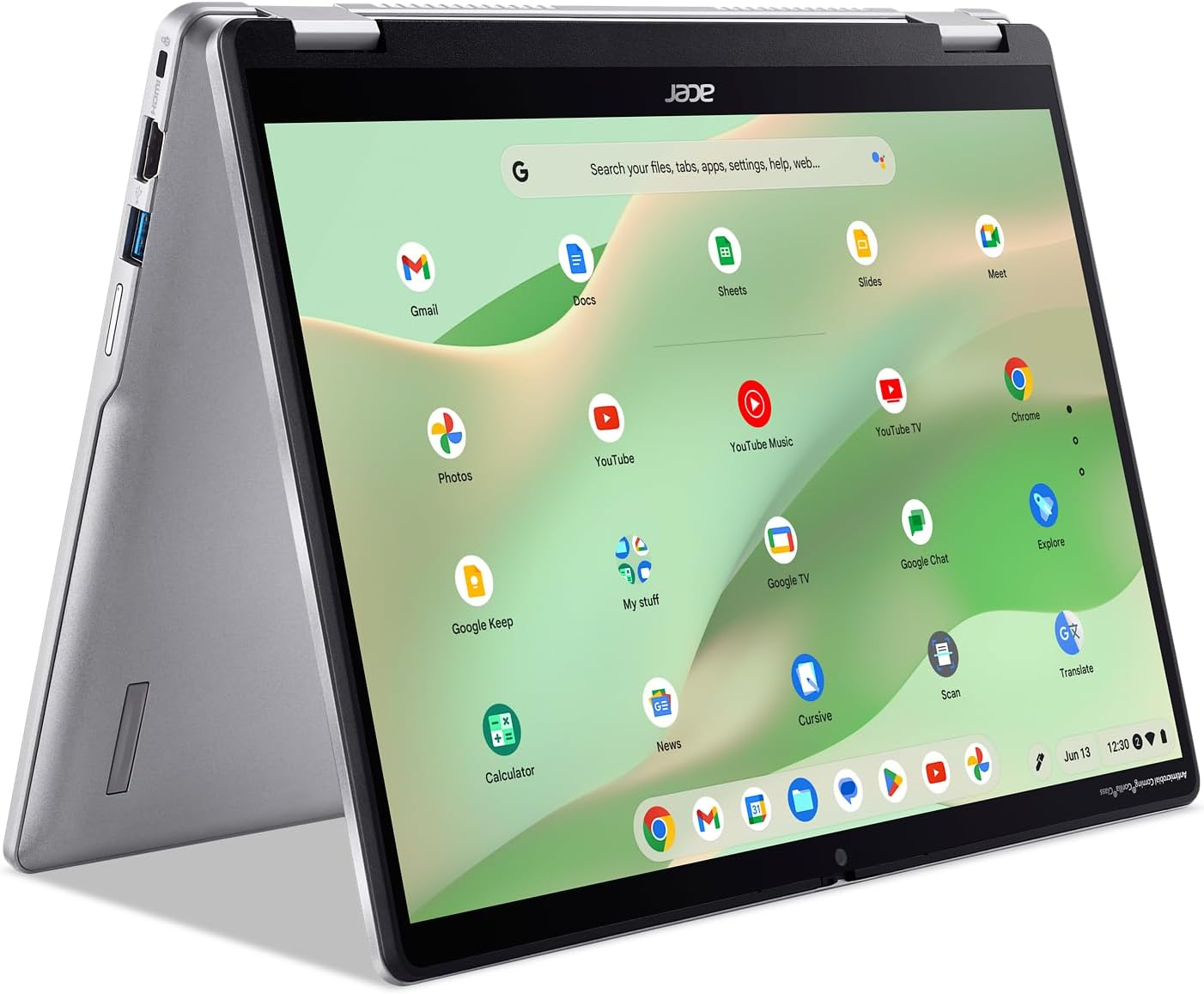 Zilveren Acer Chromebook laptop open, met app-iconen op het scherm, waaronder Gmail, YouTube en Chrome. Het scherm is lichtgroen.