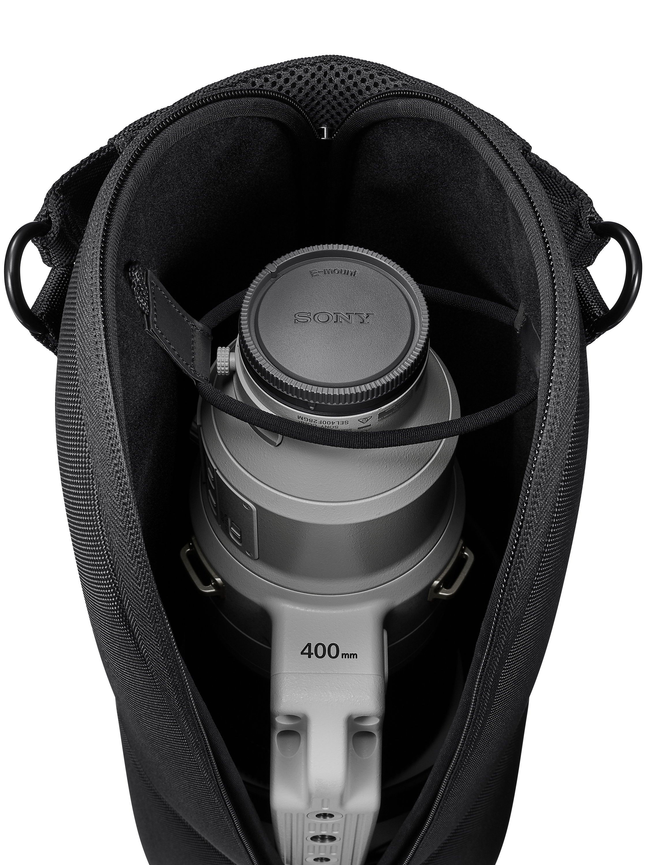 Un obiettivo fotografico è all'interno di una custodia nera. L'obiettivo è grigio con il logo Sony. La custodia è aperta.