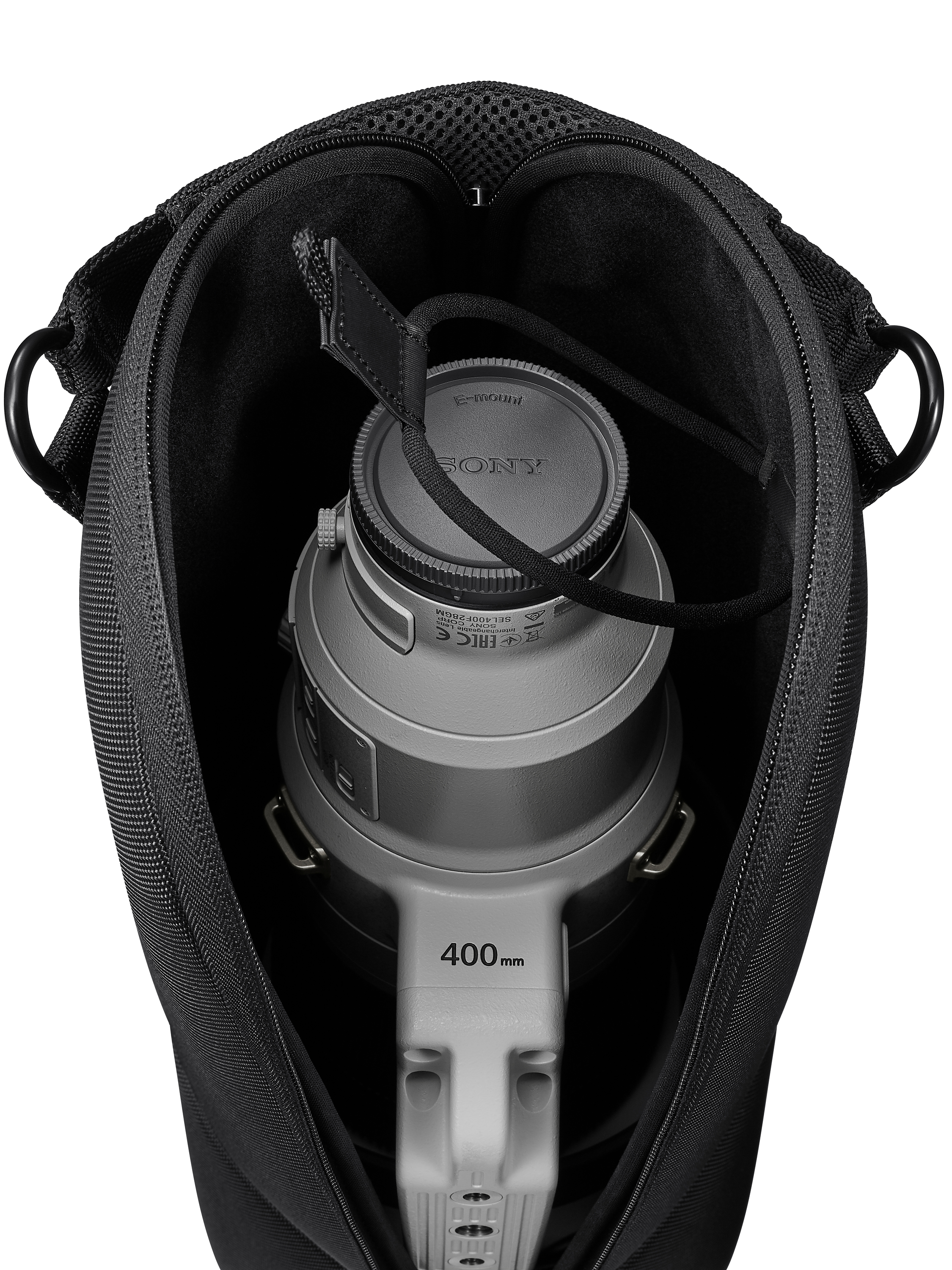 Un obiettivo per fotocamera Sony grigio è all'interno di una borsa nera. L'obiettivo ha un contrassegno di 400 mm.