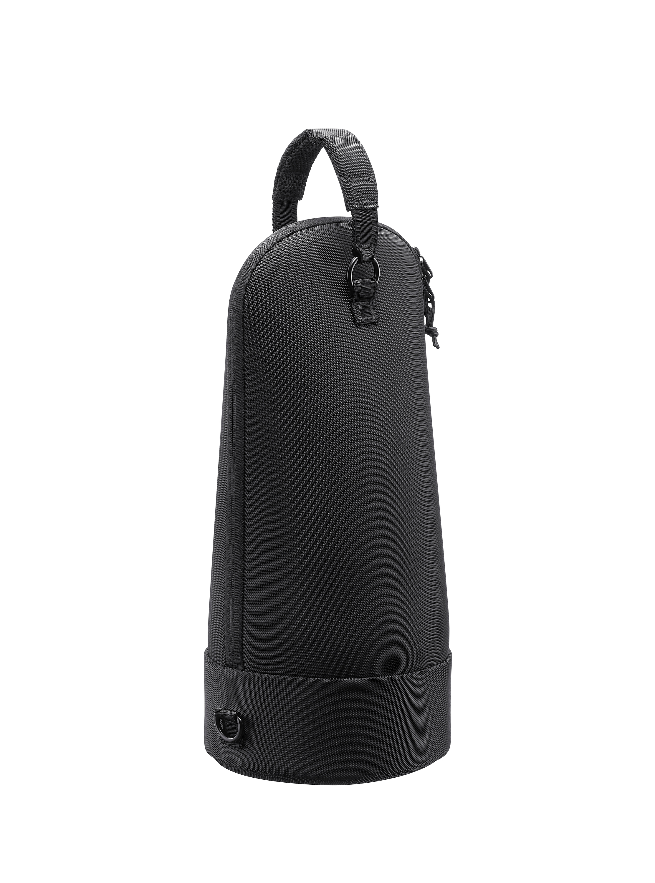 Una borsa nera cilindrica con manico isolata su sfondo bianco.