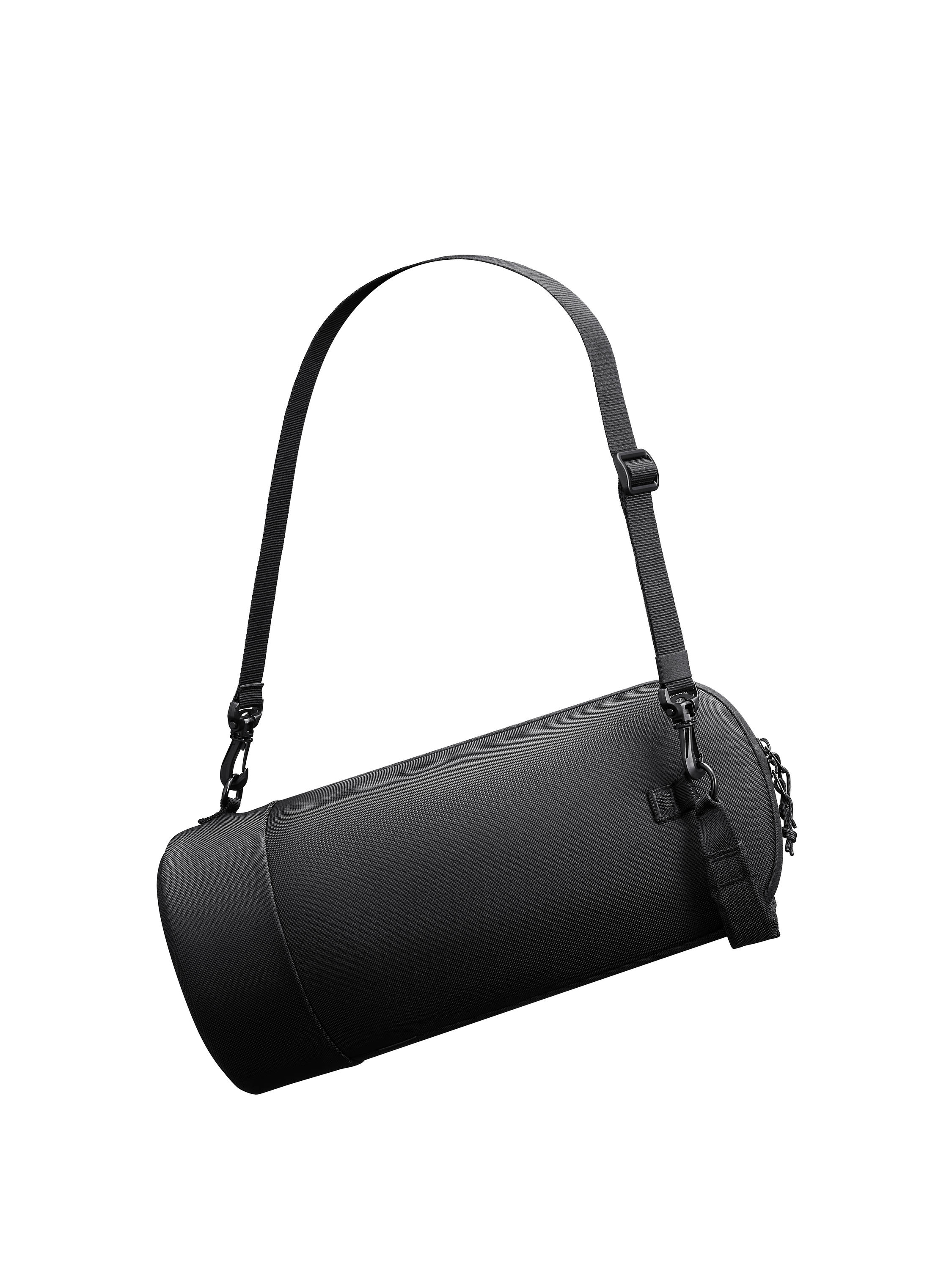 Una borsa cilindrica nera con tracolla appesa su sfondo bianco.