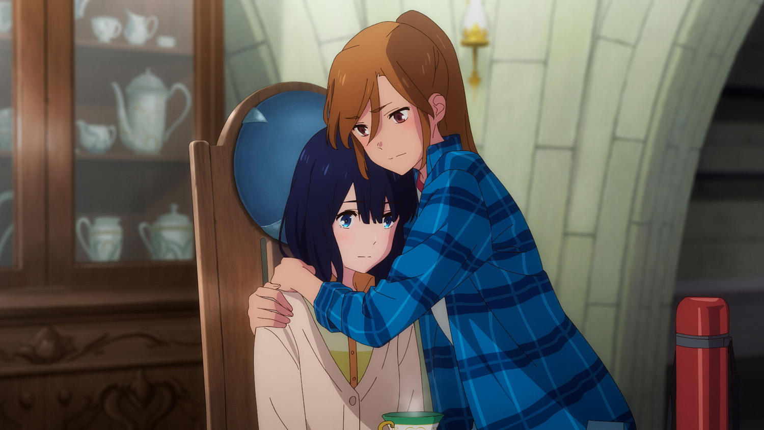 Zwei Anime-Mädchen umarmen sich. Eines mit braunen Haaren und einem blau karierten Hemd, das andere mit blauen Haaren und einer weißen Strickjacke.