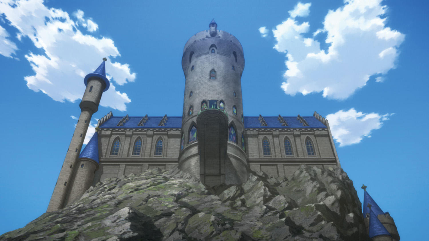 Eine Burg auf einer Felsklippe. Sie hat einen hohen zentralen Turm, blaue Dächer und gewölbte Fenster. Der Himmel ist blau mit Wolken.