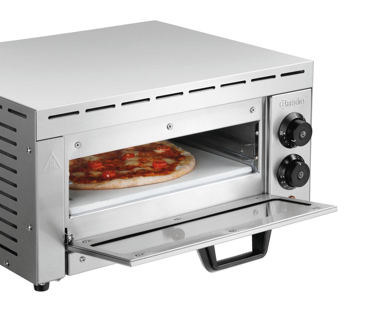 Eine Pizza in einem offenen Pizzaofen. Der Ofen ist silberfarben, mit Knöpfen und einem Griff. Die Pizza hat rote Tomaten und geschmolzenen Käse.