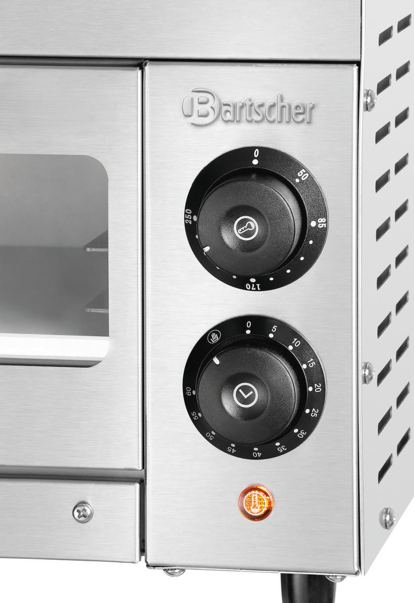 Edelstahlofen-Bedienfeld mit Drehknöpfen, Zahlen, Logo und einer orangefarbenen Leuchte.