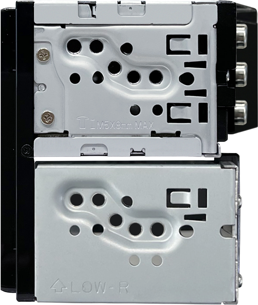 Primo piano di un componente stereo per auto con alloggiamento in metallo, fori per viti e fessure per connettori. Il testo include 'LOW-R' e 'M5X8mm MAX'.