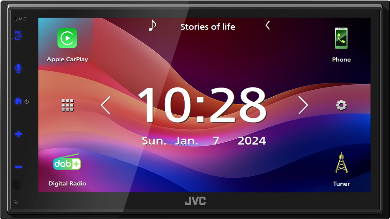 Lo schermo dell'autoradio mostra l'ora 10:28, la data e le icone delle app. CarPlay, telefono, radio digitale e icone del sintonizzatore.