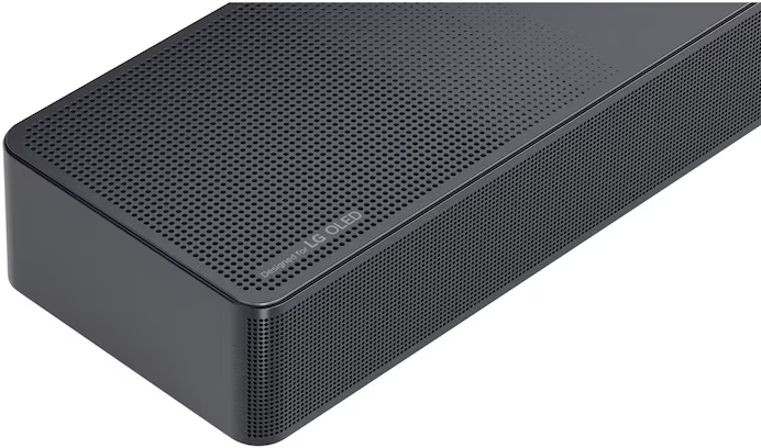 Gros plan d'une barre de son gris foncé avec des surfaces perforées. 'Designed for LG OLED' est imprimé.