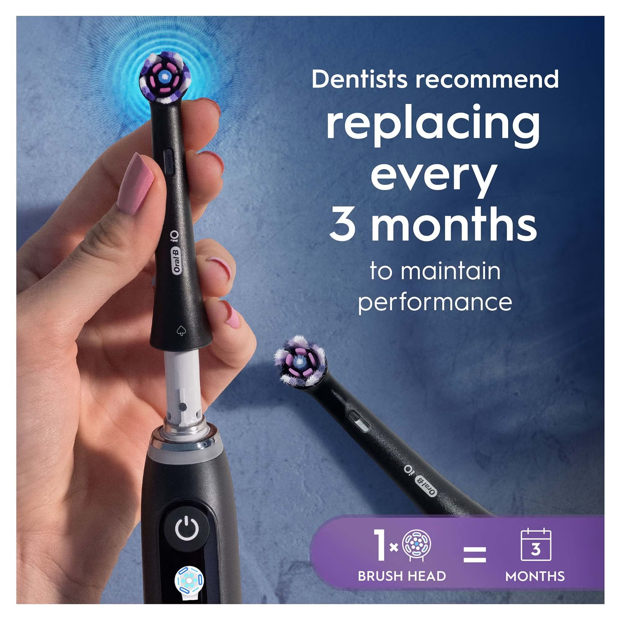 Das Bild zeigt eine Oral-B-Elektrozahnbürste mit einer Hand, die den Bürstenkopf hält. Text empfiehlt den Austausch alle 3 Monate.