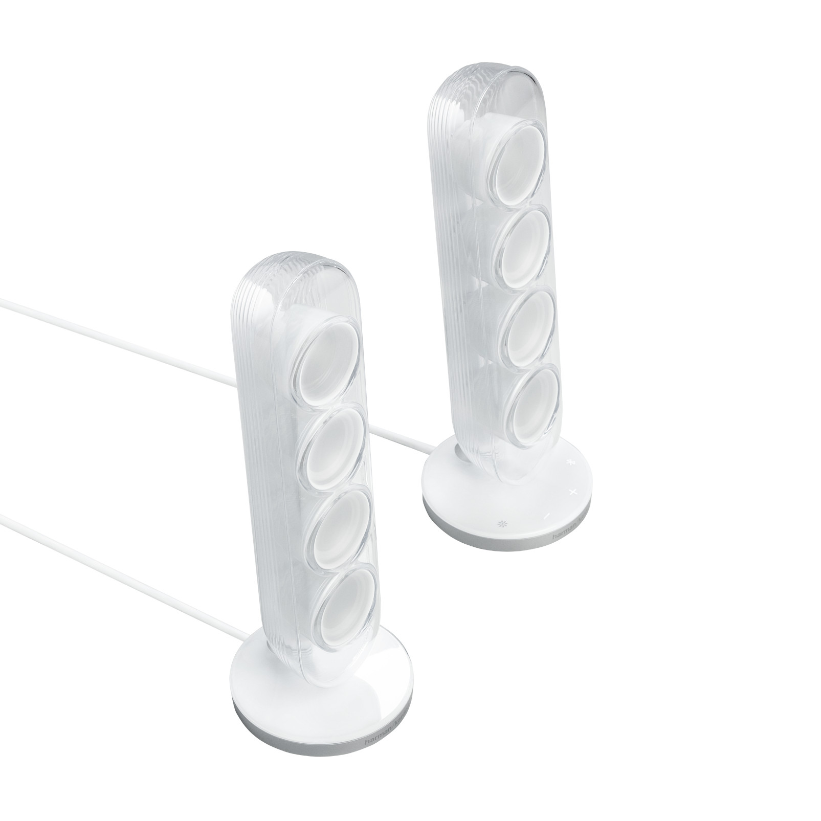 Zwei weiße Lautsprecher mit transparenten Abdeckungen, jeweils mit vier kreisförmigen Öffnungen. Kabel verbinden sie. Weißer Hintergrund.