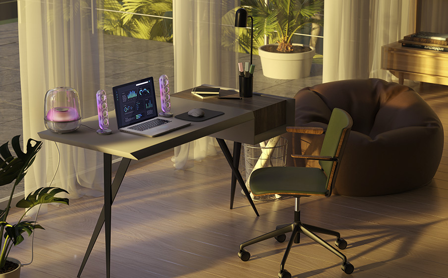 Ein moderner Schreibtisch mit Laptop, Lautsprechern und einer Lampe. Stuhl und Sitzsack in der Nähe. Große Fenster und Pflanzen im Hintergrund.