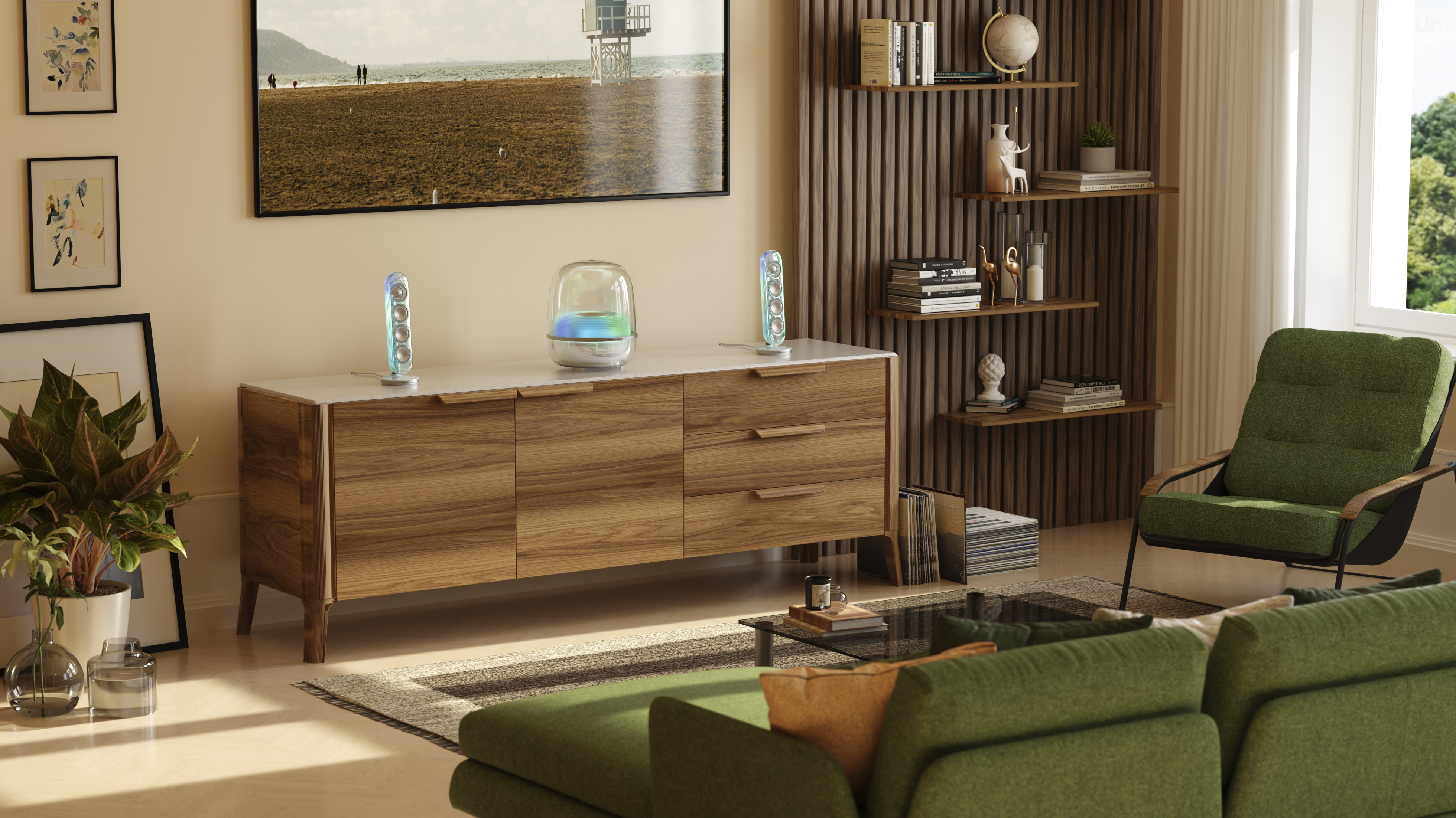 Wohnzimmer mit Holzschrank, Lautsprechern und großem Fernseher mit Strandszene. Ein grünes Sofa und Stuhl sind vorhanden.