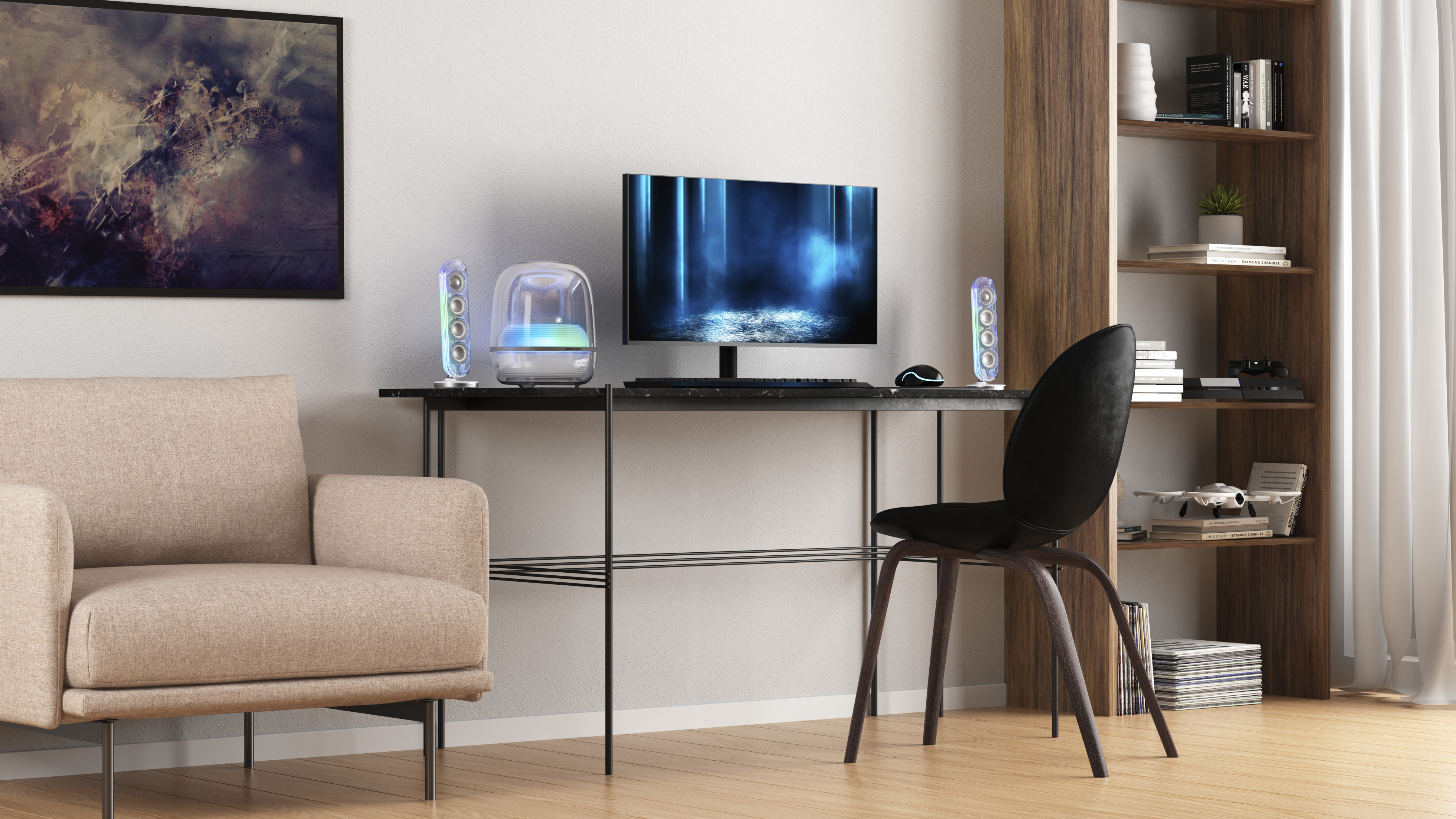 Ein Schreibtisch mit Computer, Lautsprecher und Stuhl. Rechts befindet sich ein Bücherregal und über dem Stuhl ein Gemälde.