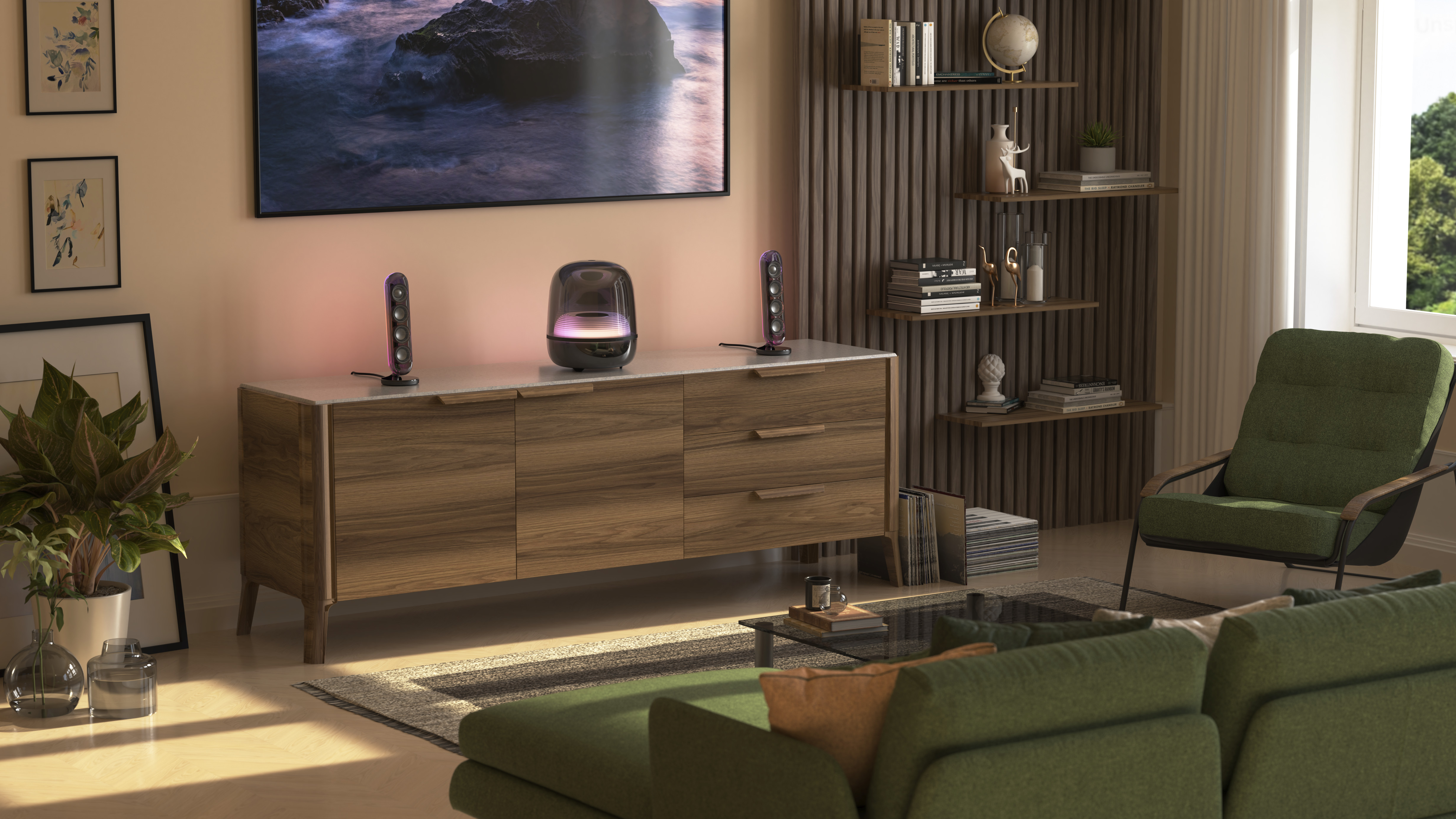 Wohnzimmer mit Fernseher, Lautsprechern und Soundsystem. Es gibt auch ein grünes Sofa, einen Sessel und Regale.