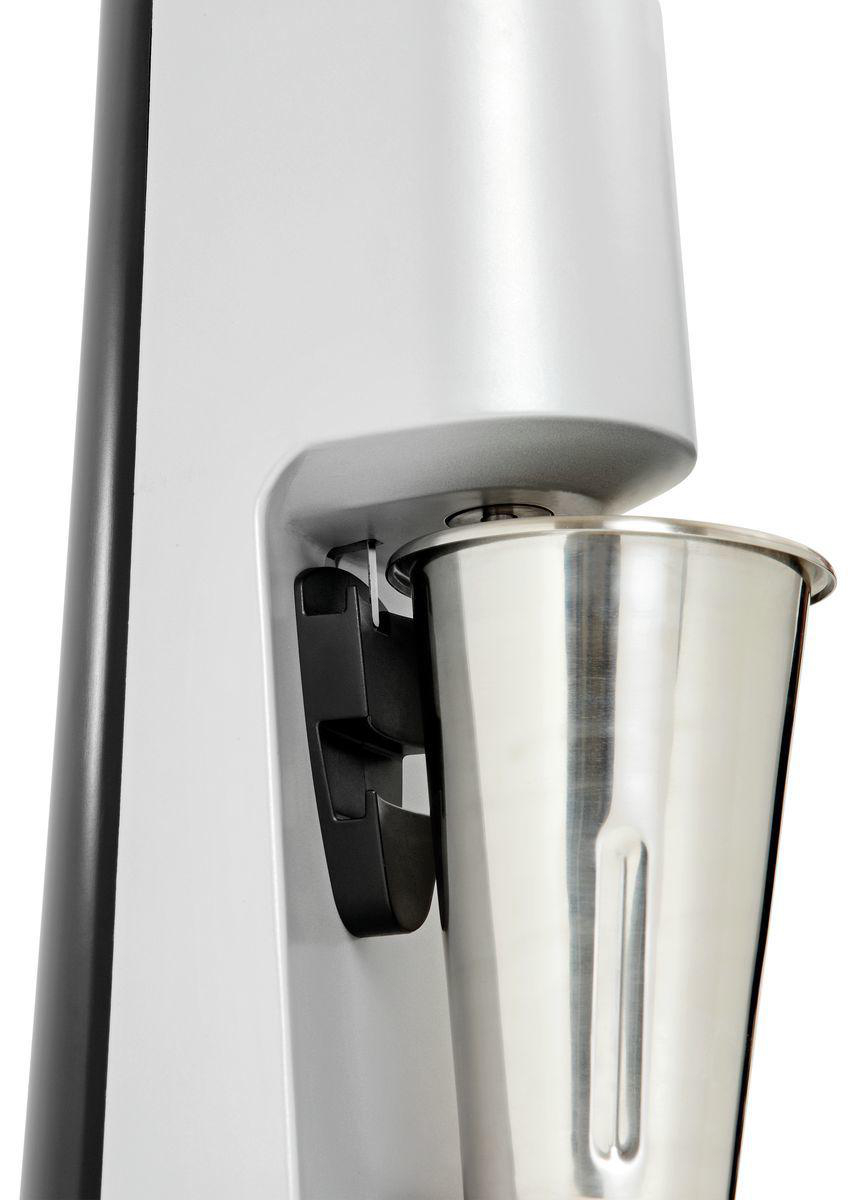 Ein kommerzieller Milchshake-Maker. Er hat einen Edelstahl-Mixbecher, der von einer schwarzen Halterung gehalten wird. Die Maschine ist weiß und grau.