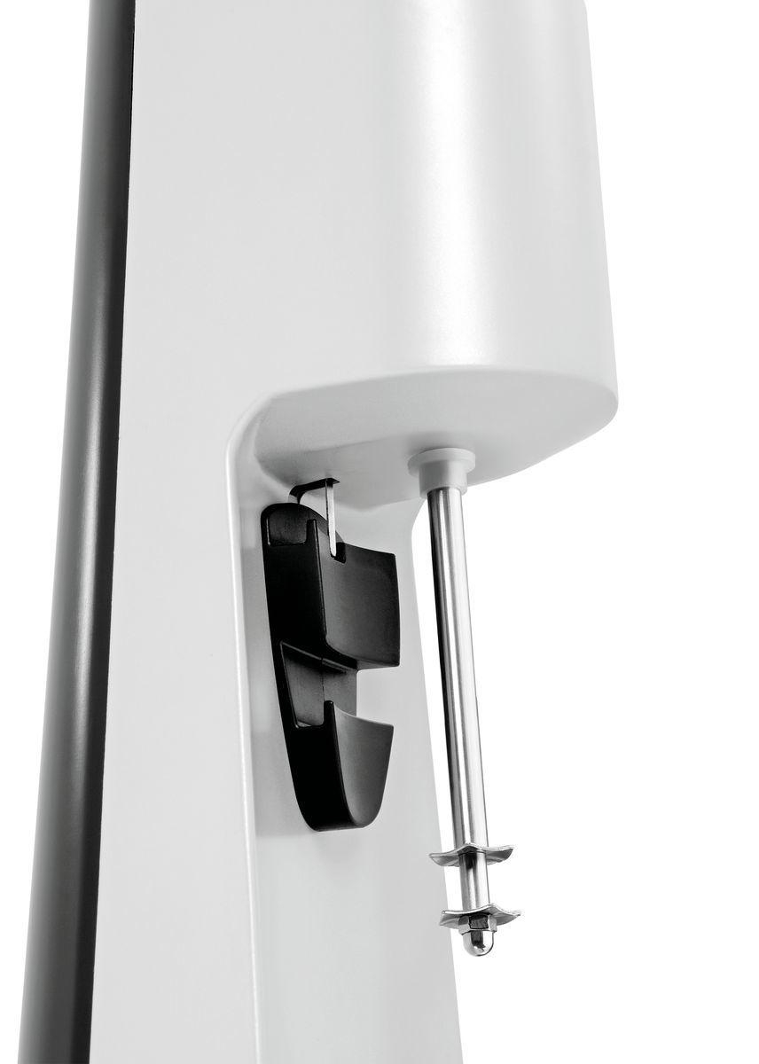 Nahaufnahme eines weißen und schwarzen Milchshake-Mixers. Ein Metall-Rührstab befindet sich in der Mitte. Auf der linken Seite befindet sich eine schwarze Halterung.