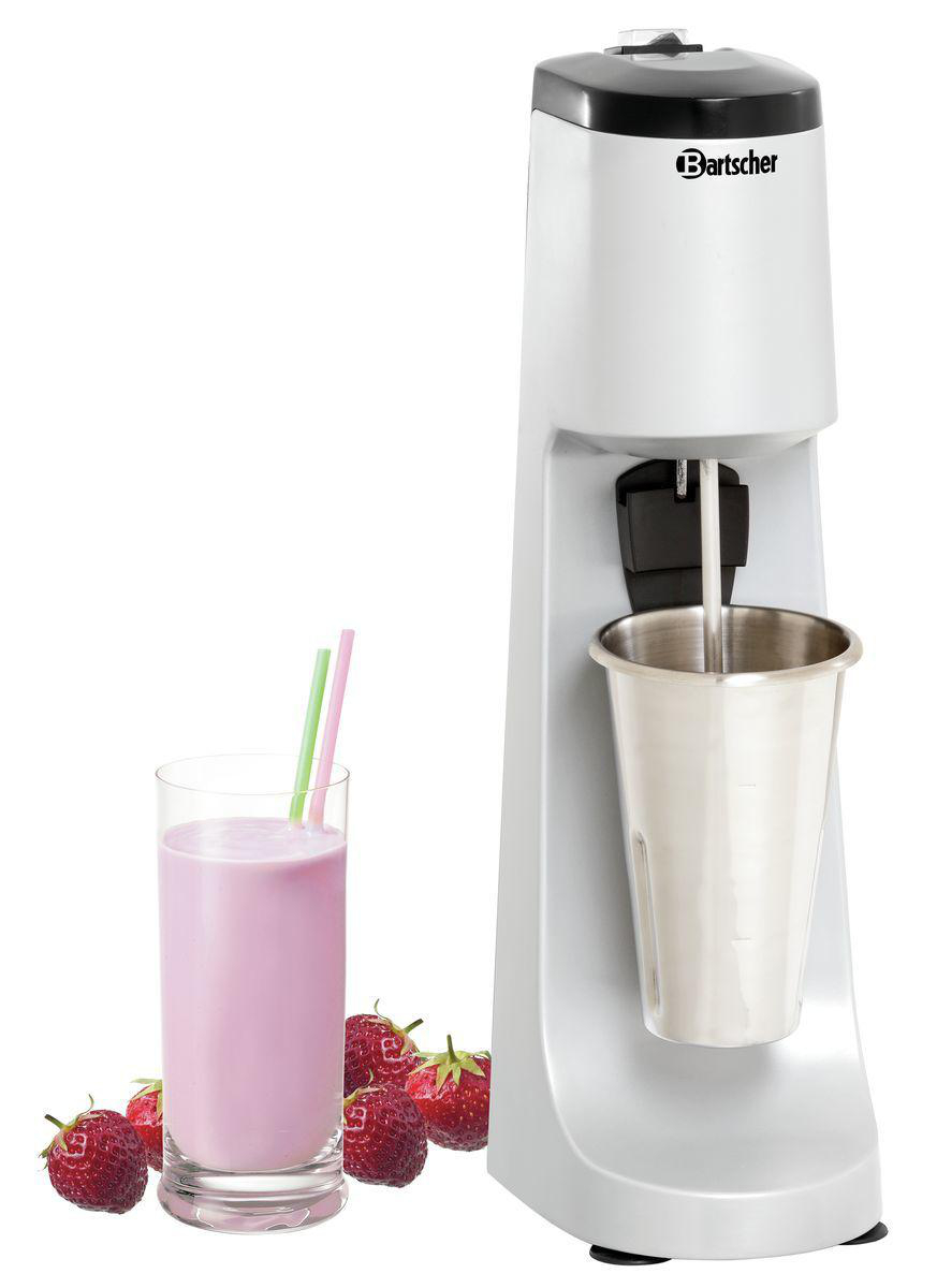 Eine Milchshake-Maschine, ein Glas rosa Milchshake mit Strohhalmen, Erdbeeren und ein Milchshake-Maker.