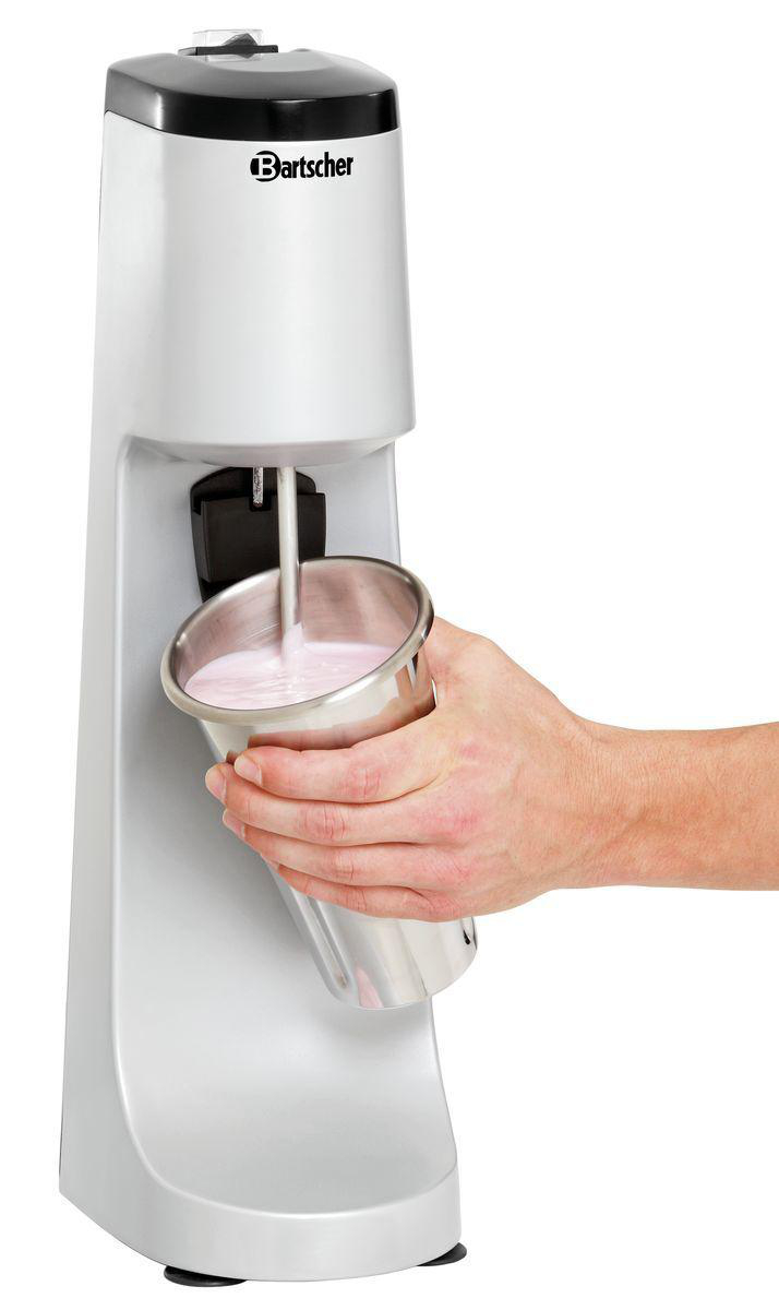 Eine Person hält einen Metallbecher mit rosa Flüssigkeit unter einem silbernen Milchshake-Maker. Der Maker hat einen schwarzen Deckel und den Markennamen 'Bartscher'.