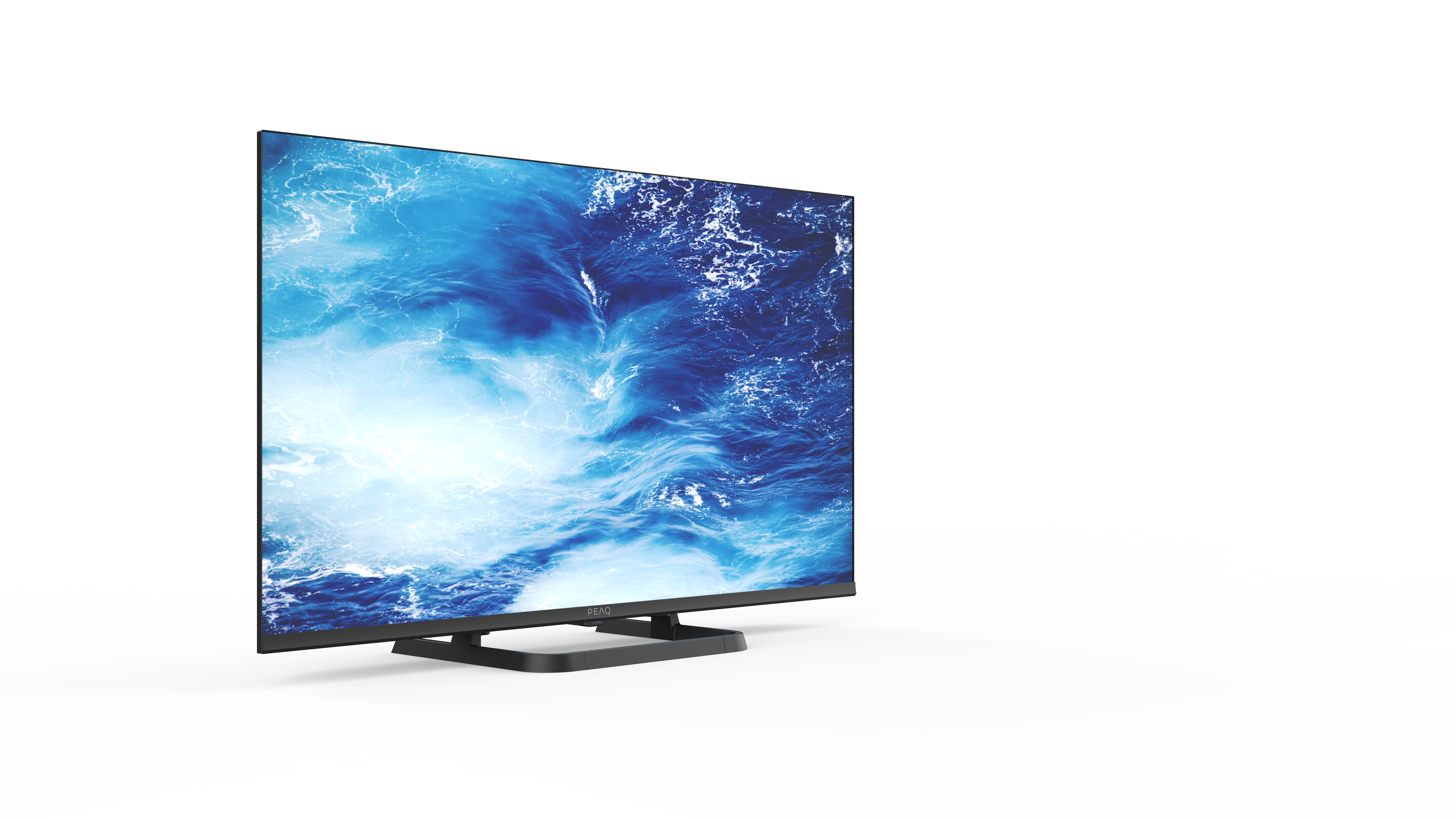 Telewizor z płaskim ekranem wyświetla scenę oceanu. Jest ustawiony pod kątem na białej powierzchni z czarnym stojakiem.