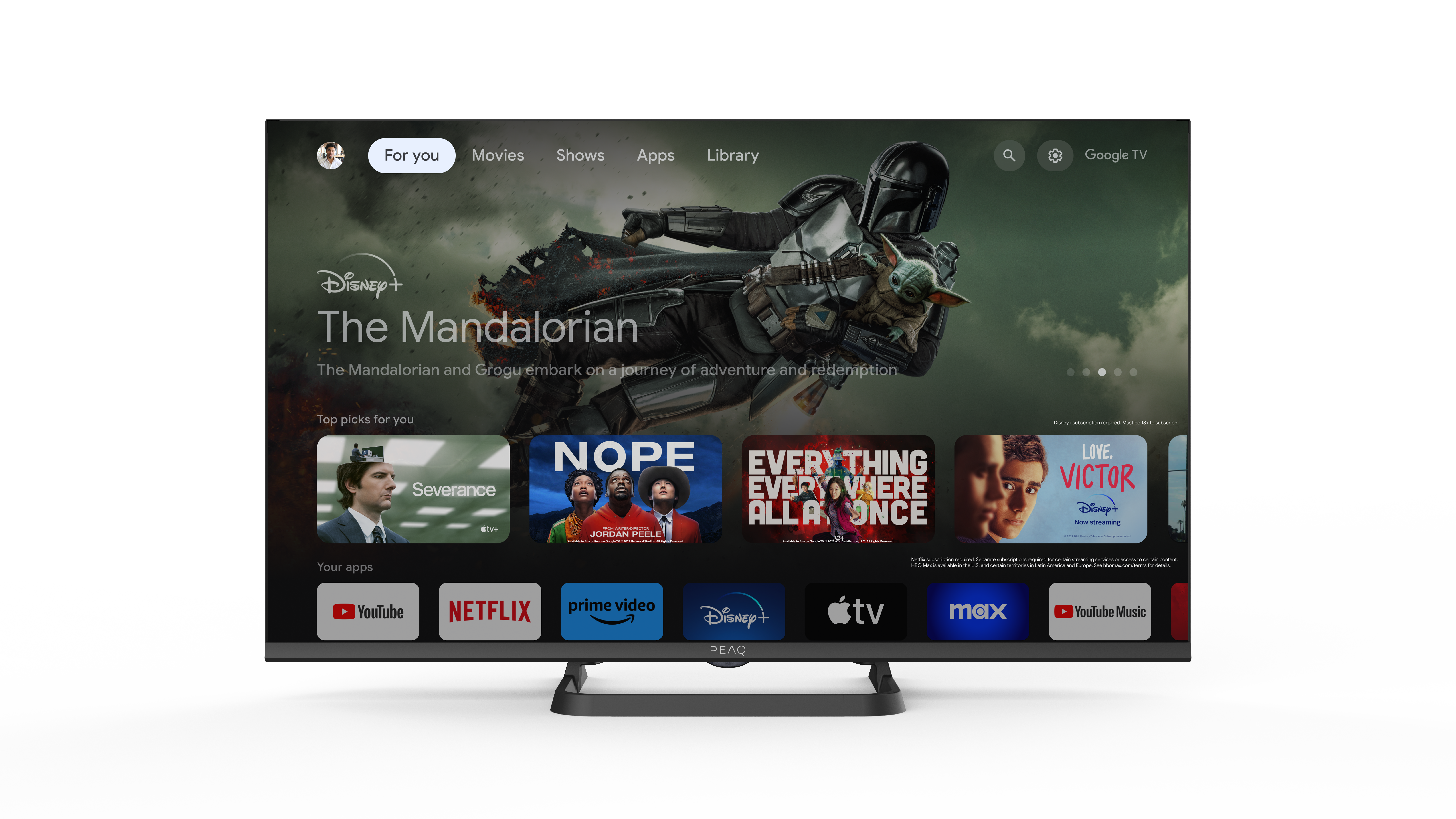 Ekran telewizora wyświetla 'The Mandalorian' i ikony aplikacji. Aplikacje obejmują Netflix, YouTube, Disney+ i inne. Telewizor stoi na stojaku.