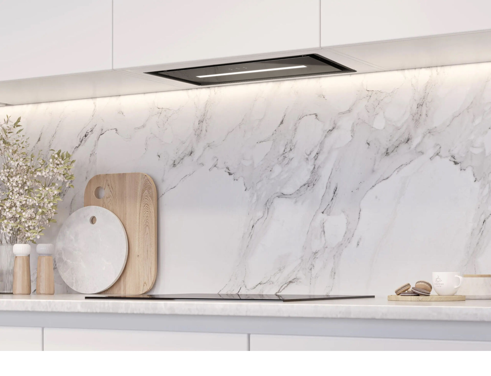 Scena kuchenna z marmurową ścianą tylną, drewnianymi deskami do krojenia i płytą indukcyjną. Jest też filiżanka kawy i ciasteczka.