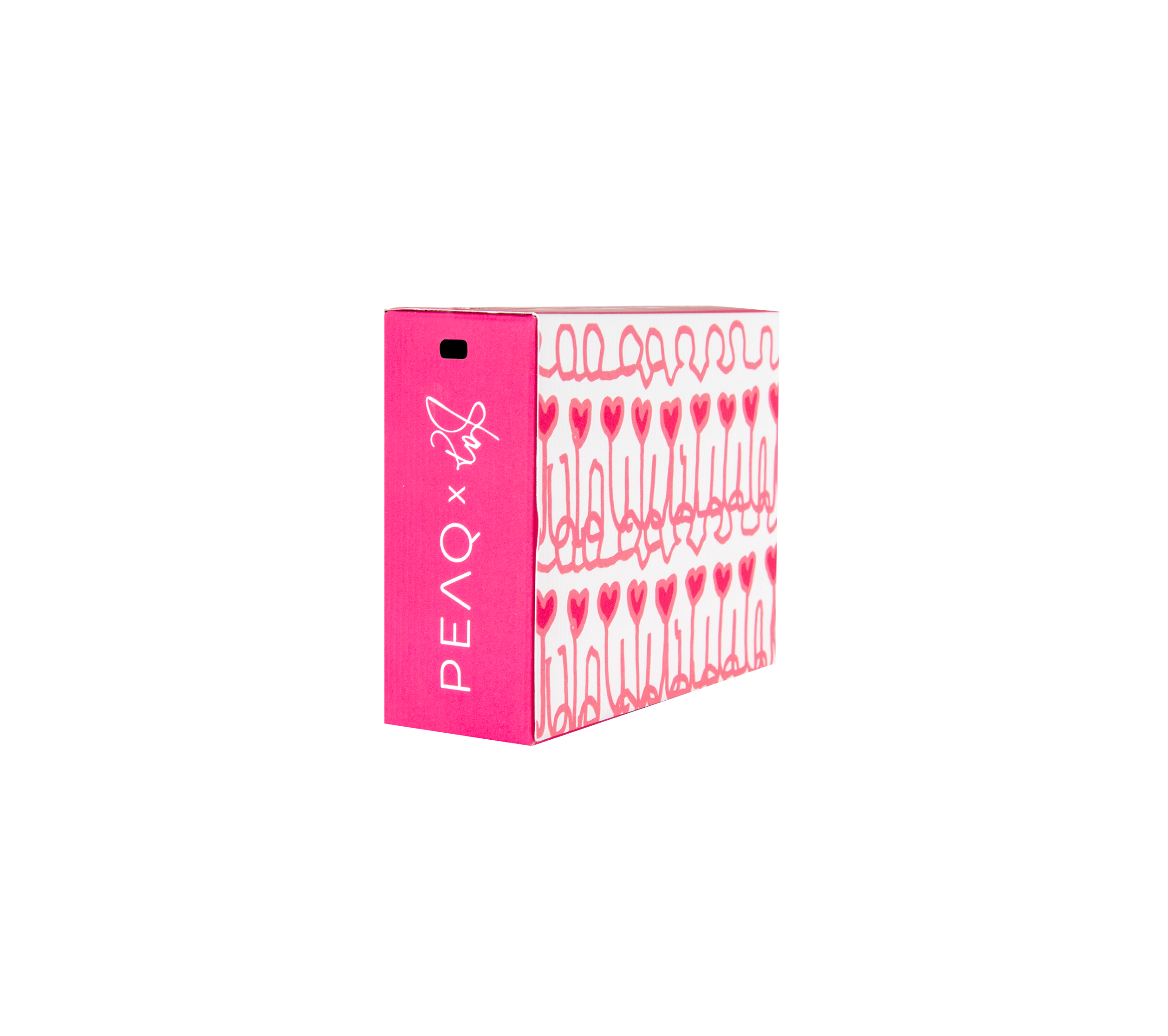 Eine rosa Box mit Herzmustern und dem Logo 'PEAQ x by'. Die Box befindet sich auf weißem Hintergrund.